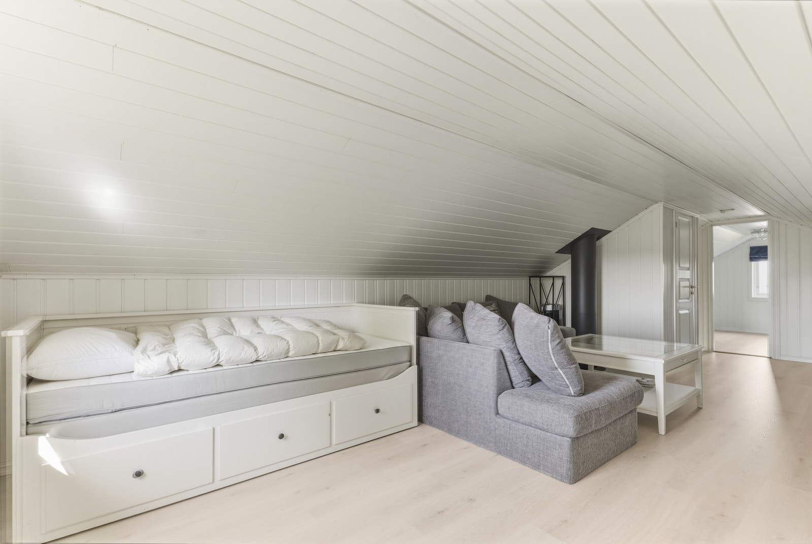 Stuen er perfekt som en ekstra stue til familiens barn og ungdom. I loftstuen er det også tilkomst til et praktisk bodrom Galleribilde