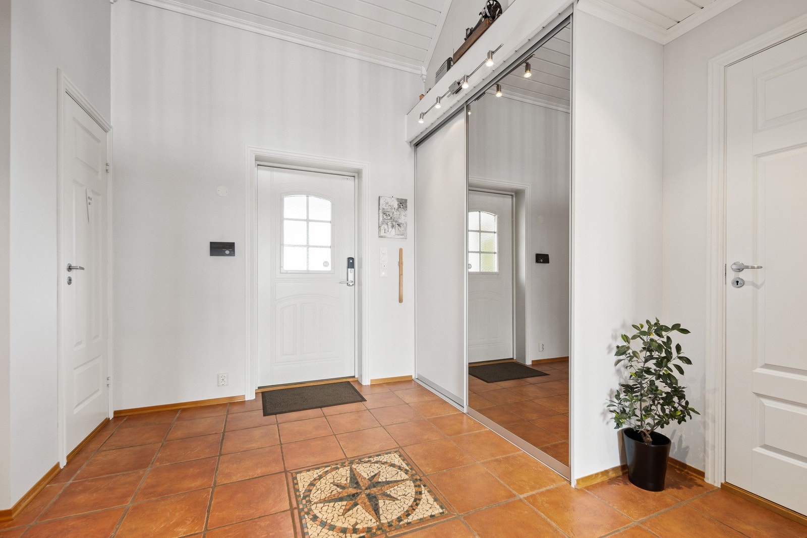 Det er bra med garderobeplass i gang og i soverommene Galleribilde