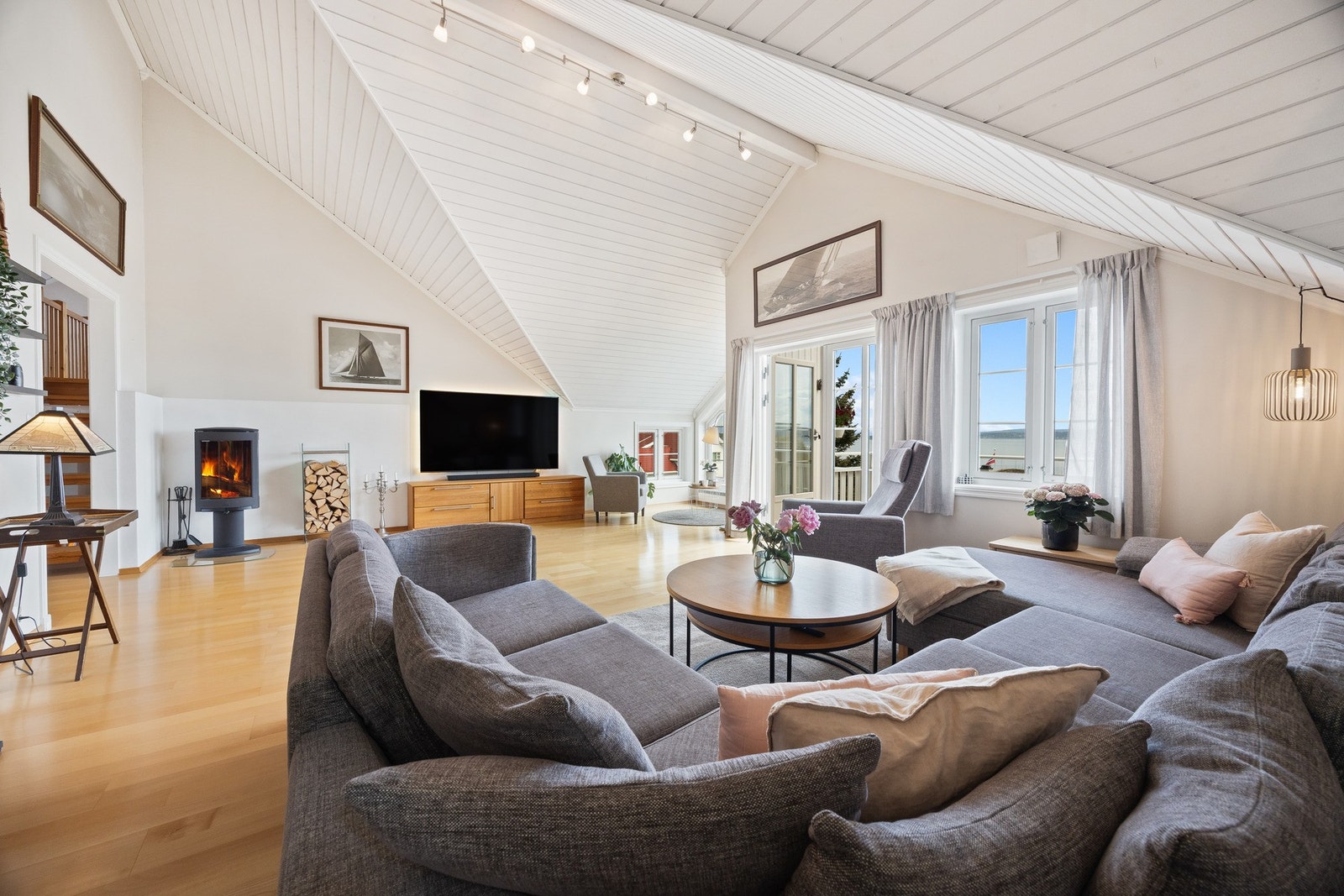 Huset er arkitekttegnet, ett av kjennetegnene er den rause takhøyden i flere rom Galleribilde