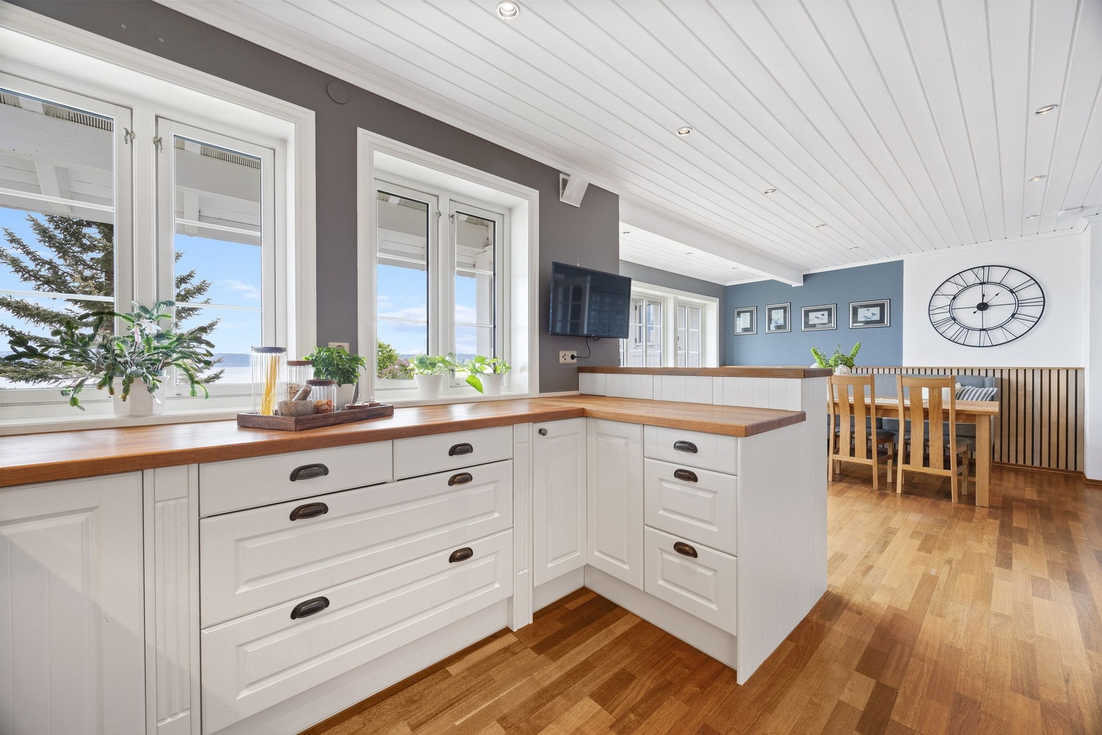 En lang rekke med store vinduer slipper inn godt med lys Galleribilde