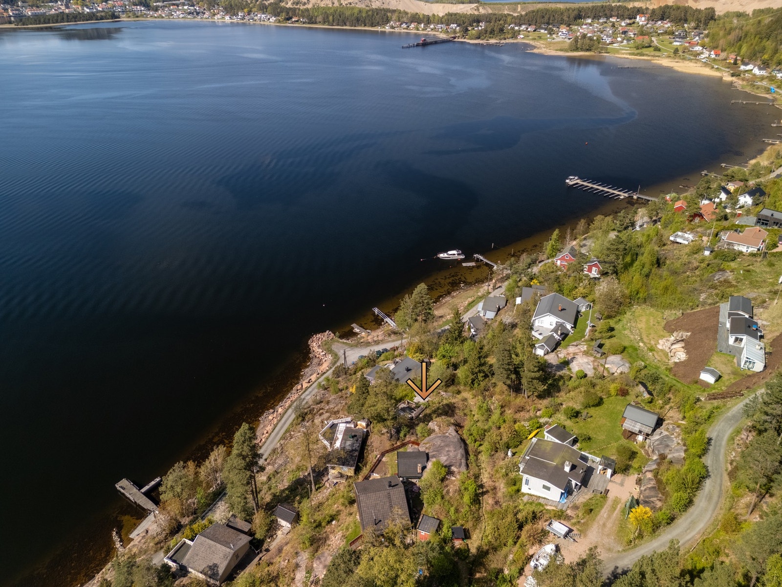 Tomten ligger i et hyggelig og etablert område med nærhet til strand og flotte rekreasjonsmuligheter langs Drammensfjorden. Galleribilde