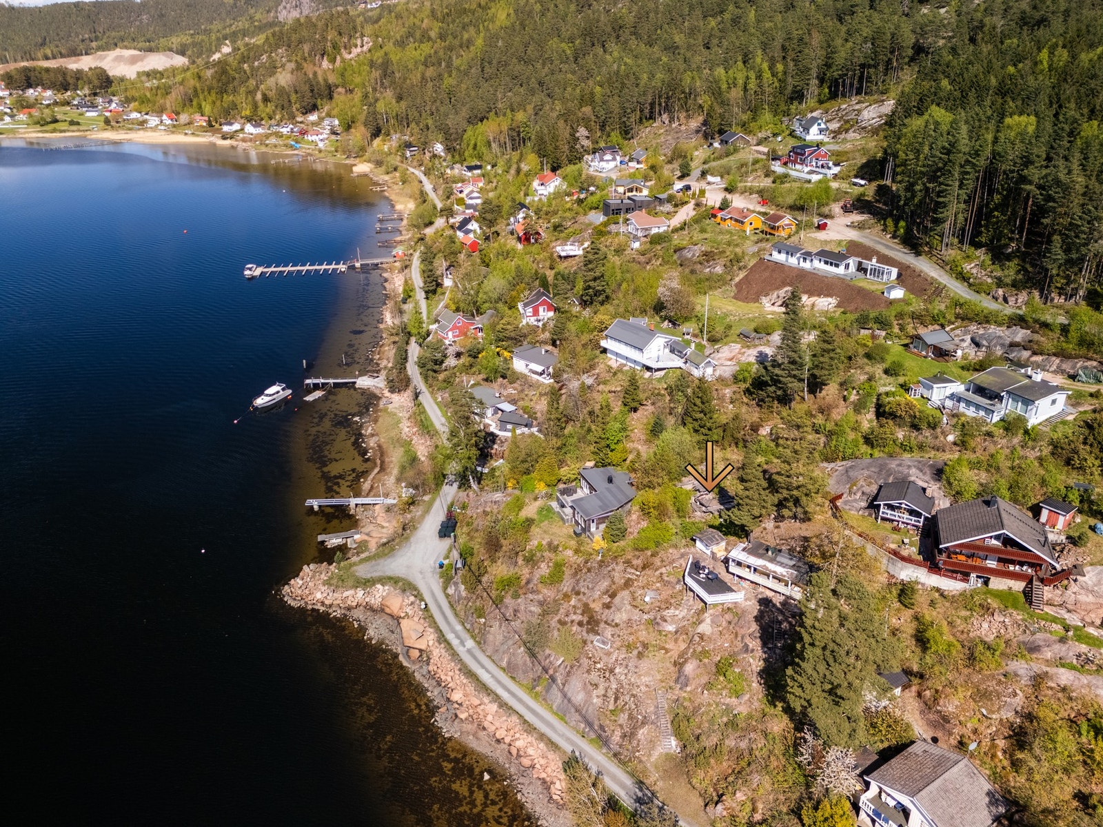 Nyt det gode hyttelivet med sjøen kun en kort tur unna. Galleribilde