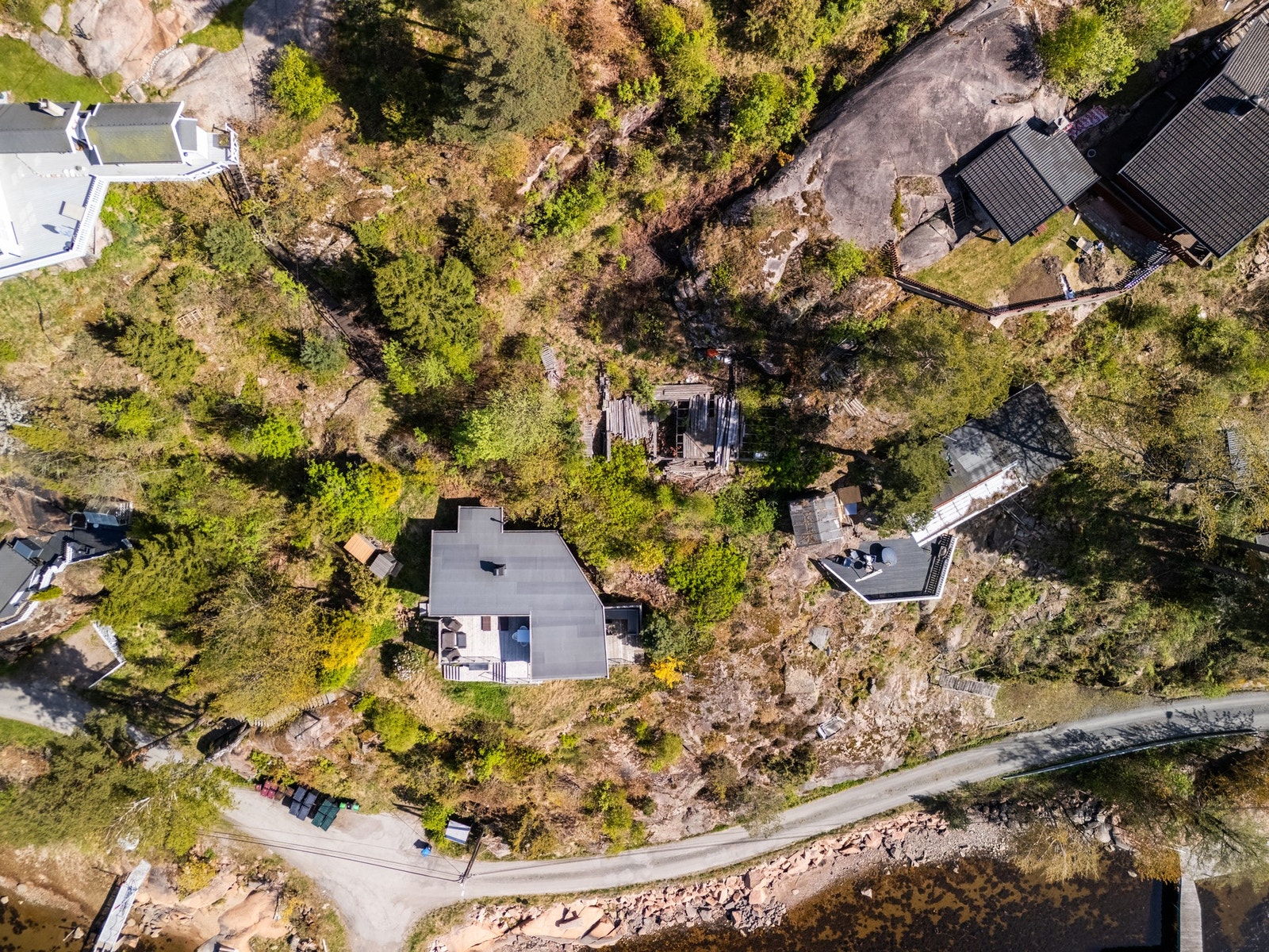 Eiendommen har attraktiv beliggenhet med kort vei til strand og sjøliv. Galleribilde
