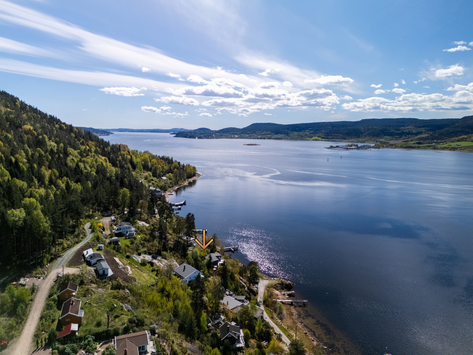Her får du muligheten til å realisere hyttedrømmen i rolige og naturnære omgivelser, samtidig som du har kort vei til både sjø, servicetilbud og sentrale byområder. Galleribilde