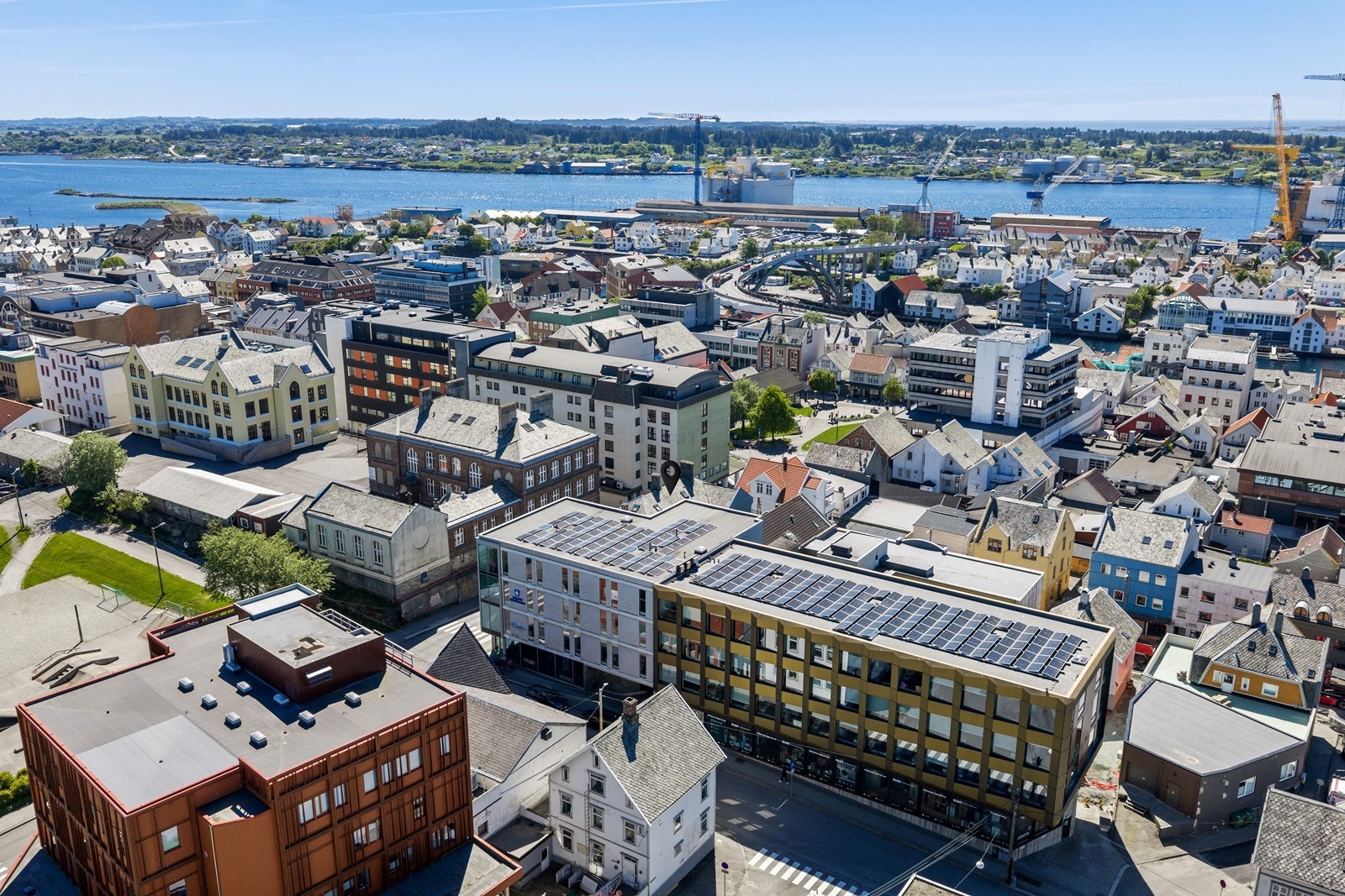 Mulighet for leie av p-plass med og uten elbillader. Galleribilde