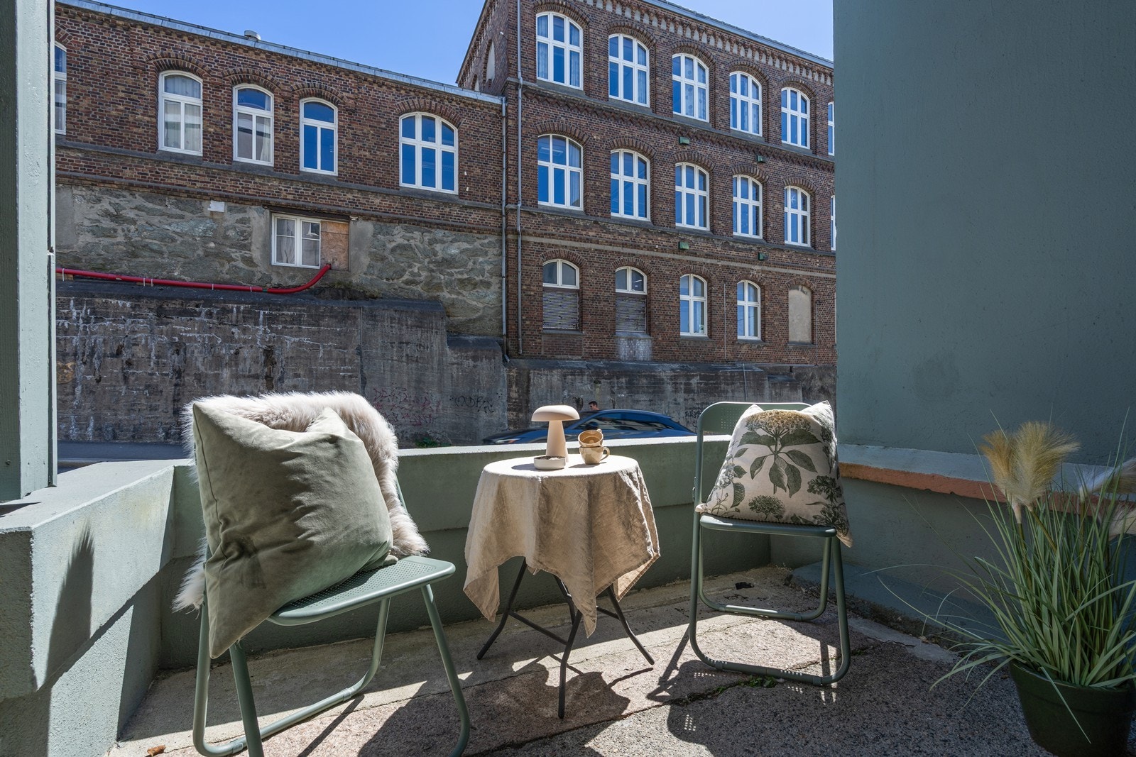 Sørvendt terrasse ved inngangsdøren. Galleribilde
