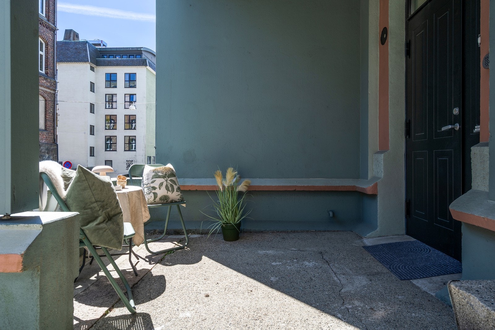 Leiligheten har egen adkomst og inngangsdør til leiligheten Galleribilde