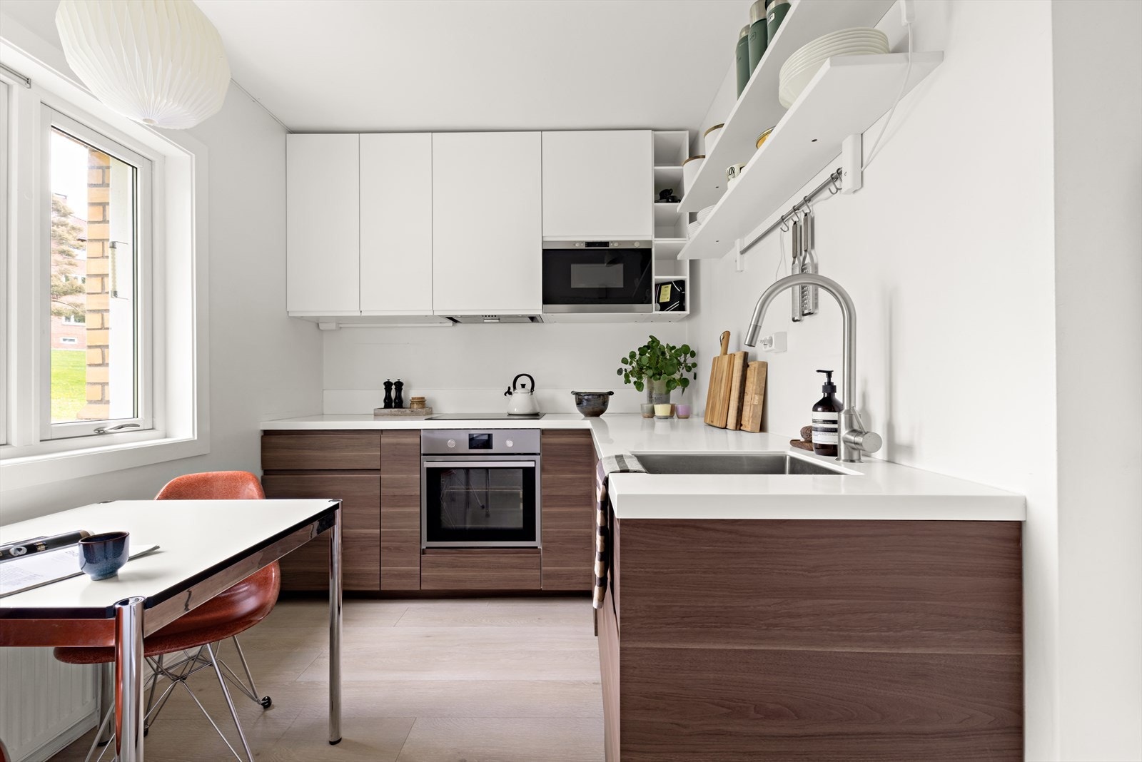 Kjøkkenet har IKEA-innredning fra 2017 med glatte fronter og benkeplaten er av støpekompositt. Kjøkkenet er utstyrt med integrert microovn, induksjonstopp, stekeovn, oppvaskmaskin og frittstående kjøleskap. Galleribilde