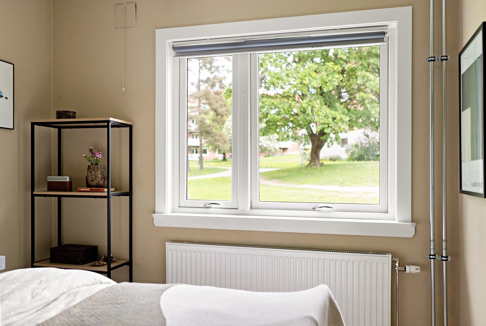 Soverommet fylles av naturlig lys fra store vindusflater, og har morgensol som gir svale og behagelige netter - ideelt for en god natts søvn. Galleribilde