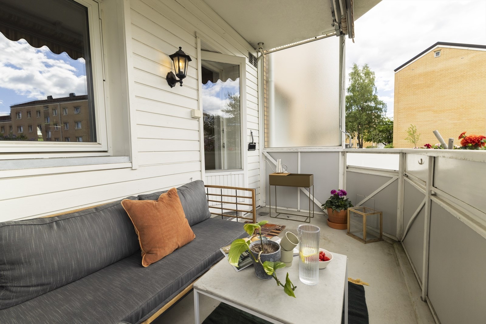 Balkongen er vestvendt og har lite innsyn. Her får du anledning til å nyte solen store deler av dagen i fred og ro. Galleribilde