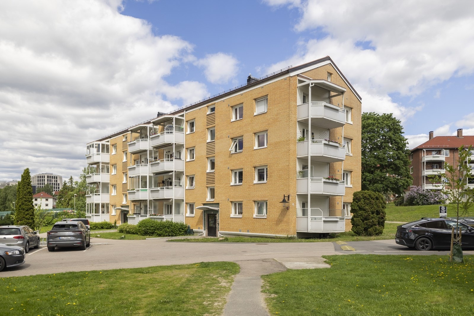 Borettslaget har åpen plass mellom byggene som gir en luftig følelse og godt med naturlig lys inn i boligen. Gratis biloppstillingsplasser for beboere og gjester langs borettslagets adkomstveier. Mulighet for leie av fast P-plass/Garasje med og uten lader Galleribilde