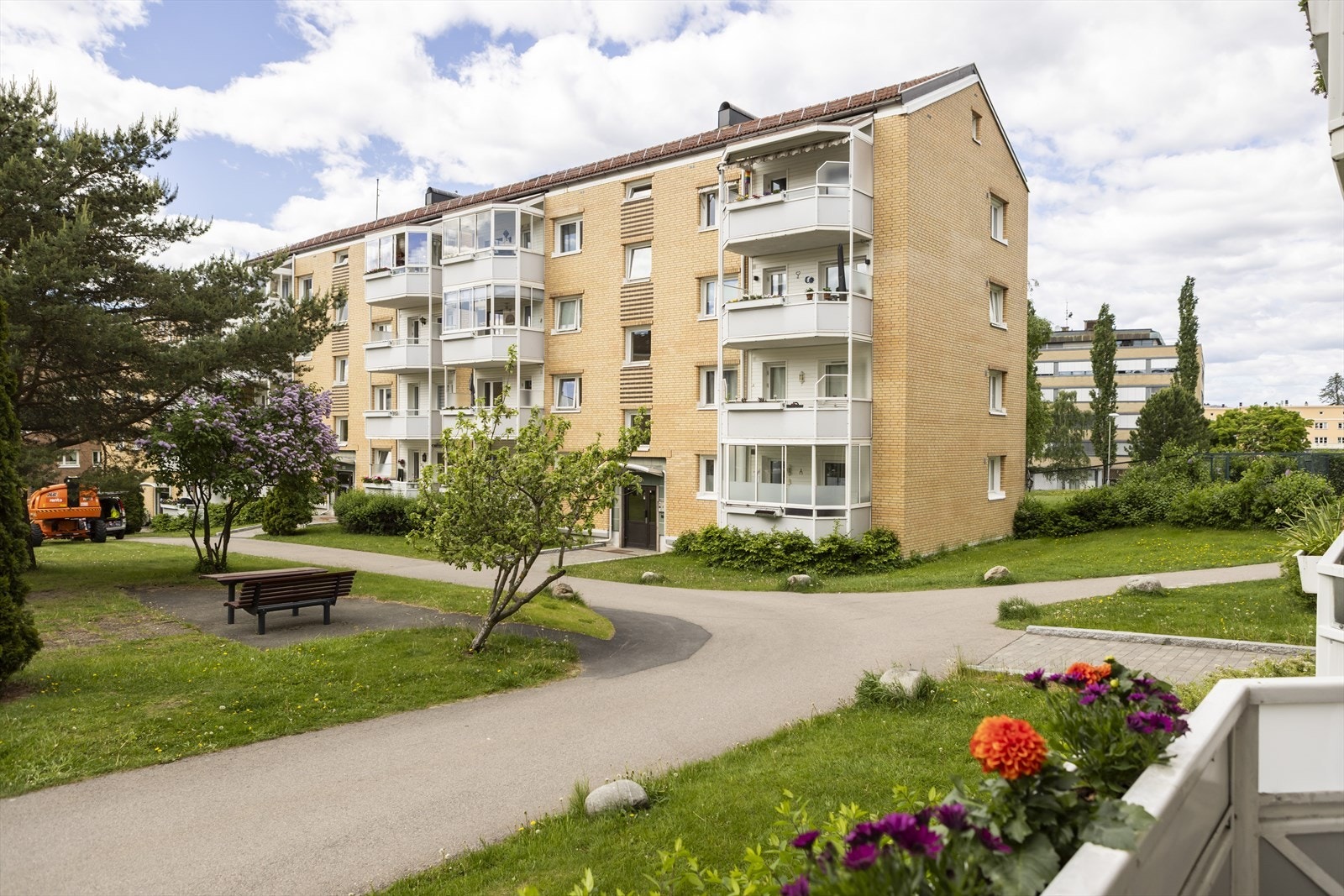Når du står på balkongen forstår du fort at dette er en viktig del av leiligheten. Uteplassen oppleves som usjenert og privat med flott utsikt over borettslagets fellesarealer. Galleribilde
