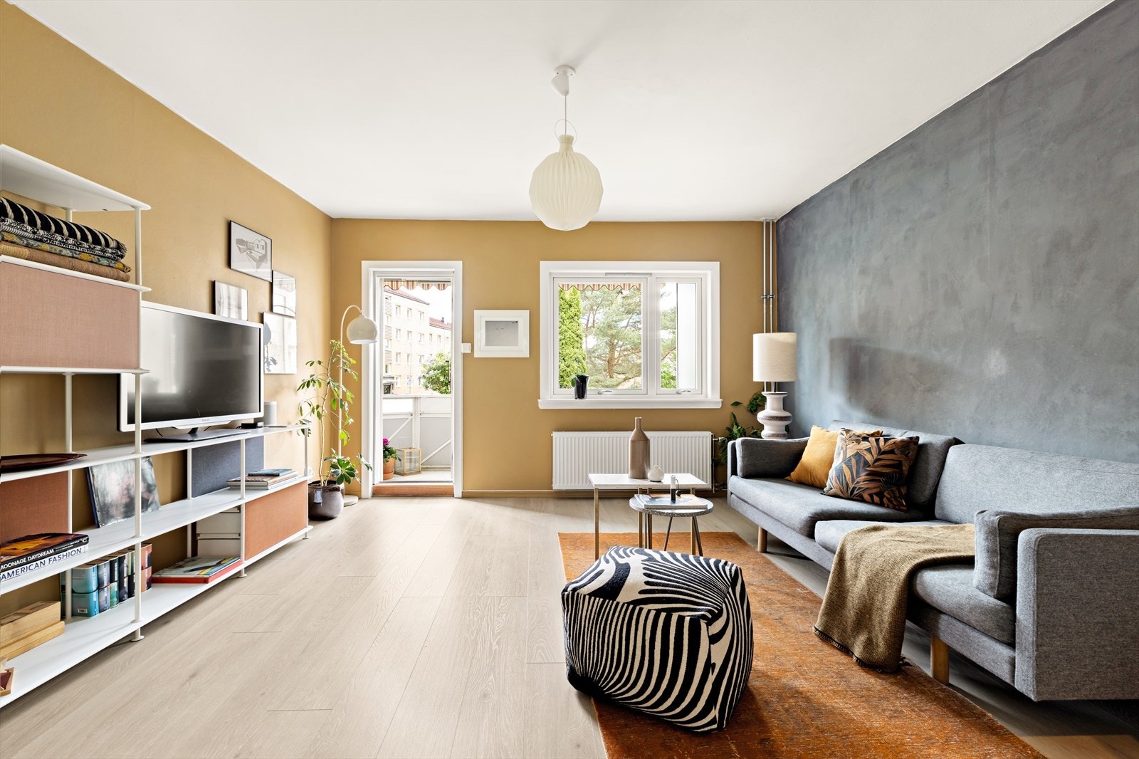 Stuen har god plass til en stor sofagruppe med bord og mediebenk. Galleribilde