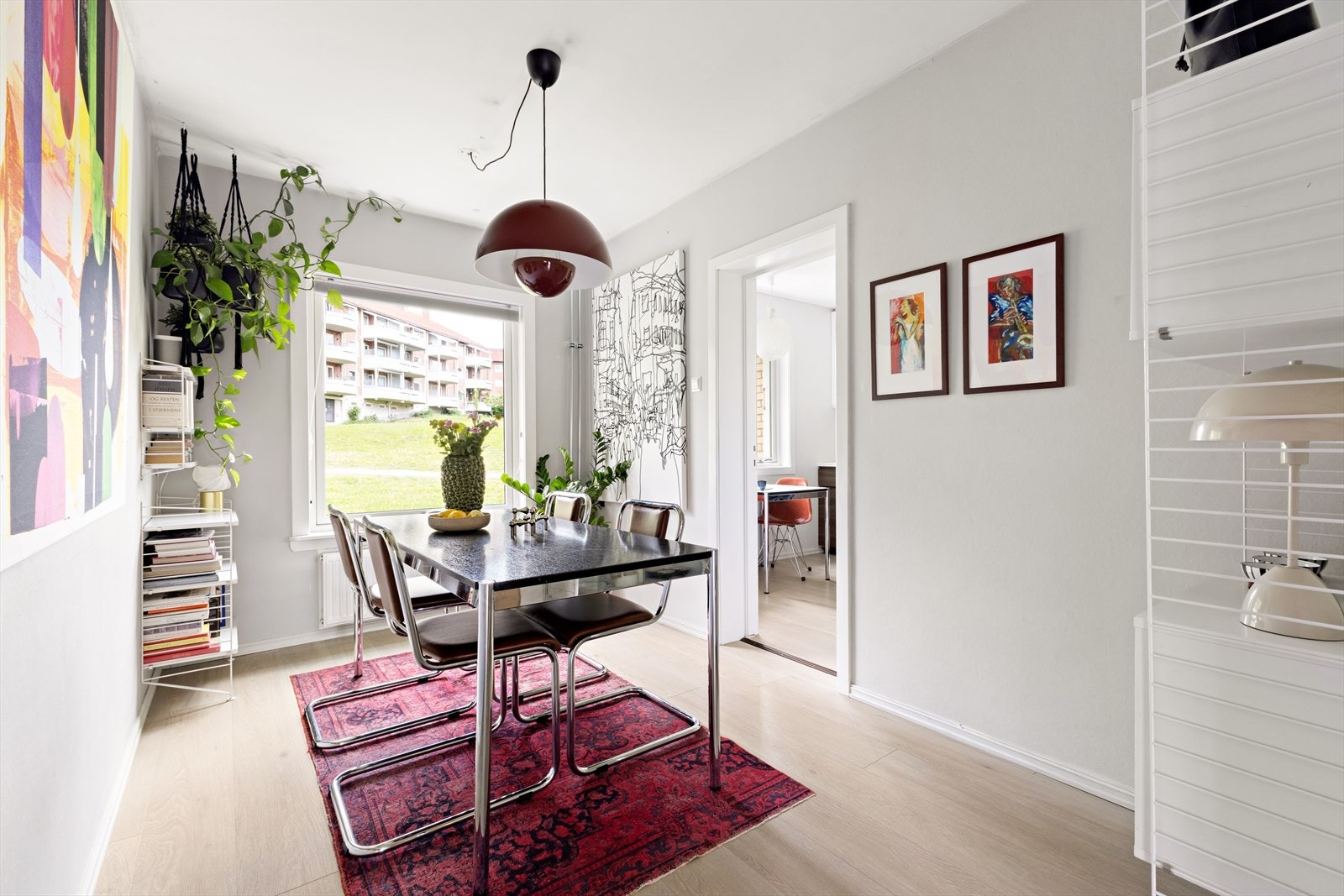 Den separate spisestuen har god plass til langbord for å invitere familie og venner til et hyggelig middagsmåltid. Galleribilde