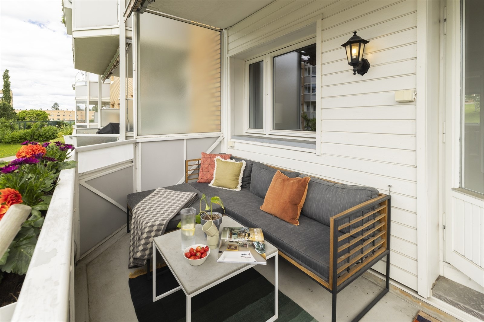På balkongen kan du nyte hyggelige sommerdager og sosiale sammenkomster, med mulighet for grilling. Det er god avstand til nærliggende bygg, så man har godt med albuerom her på Etterstad. Galleribilde