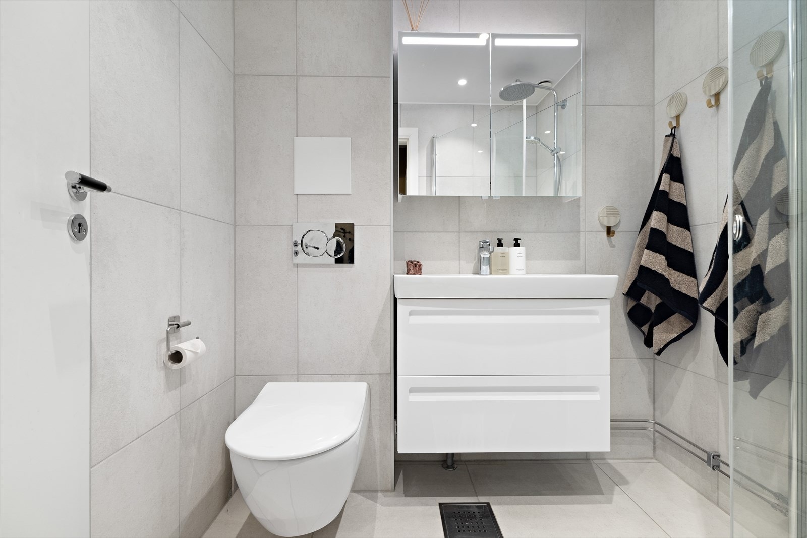 Baderommet (2019) har inngang fra entréen og er lett tilgjengelig. Badet har lyse og delikate fliser, gulvvarme og downlights i himling og er av en fin størrelse for en familie. Borettslaget har felles varmtvann! Galleribilde
