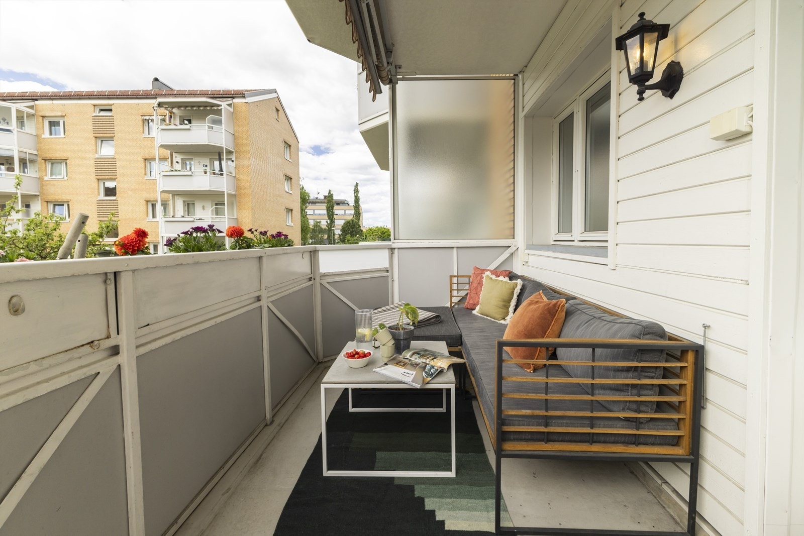 Boligen har tilgang til en stor og solrik balkongen med god plass til sittegruppe og rolige pauser i hverdagen, og oppleves som en naturlig forlengelse av stuen. Galleribilde