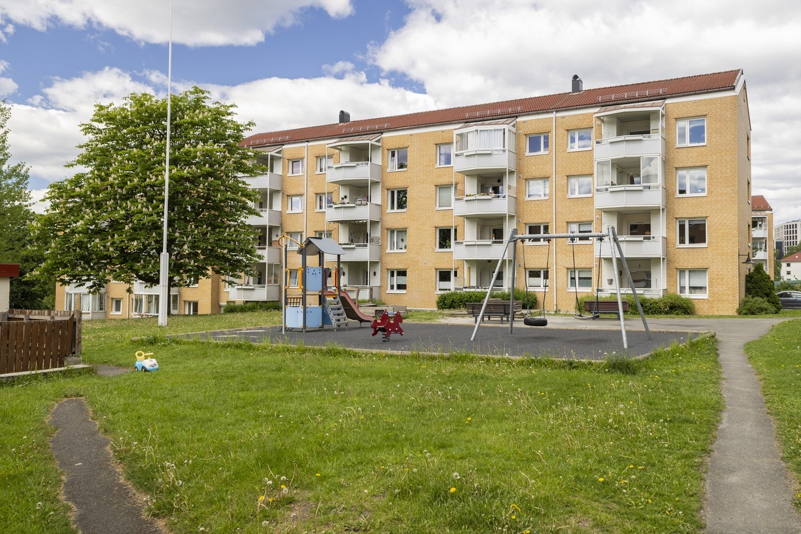 Barnevennlig nabolag med flere lekeplasser og sittegrupper, samt private stikkveier som skaper et trygt og sikkert miljø for store og små. Perfekt for barnefamilier! Galleribilde