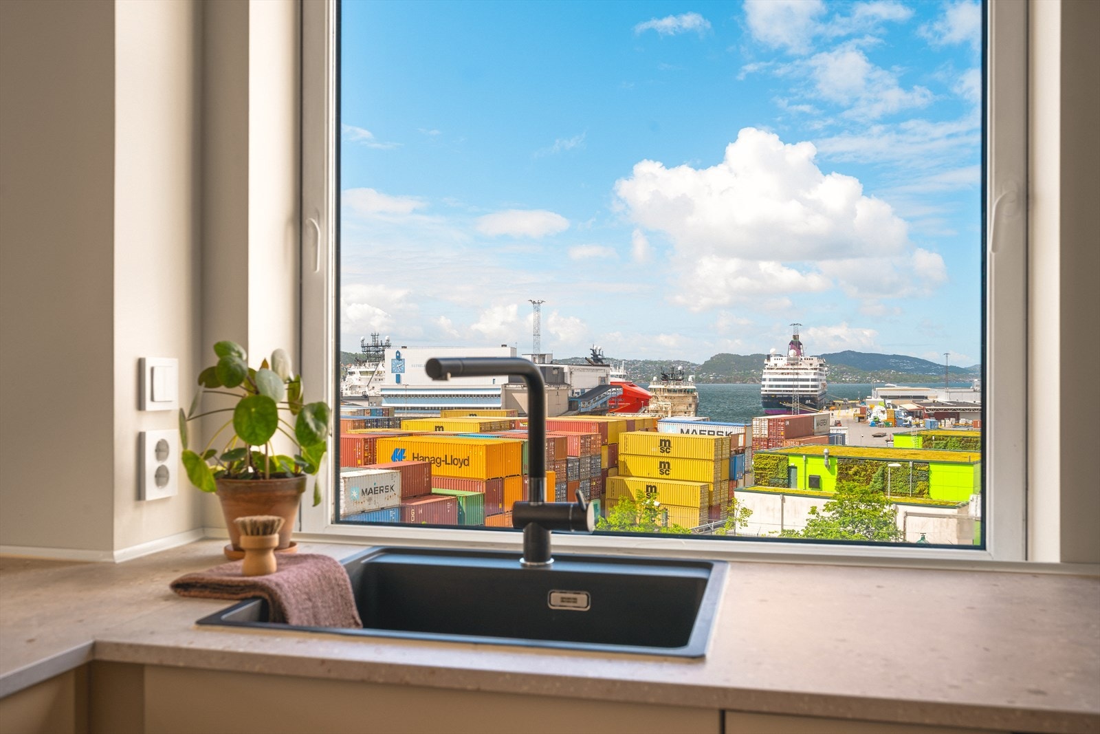 Det er vannstoppsystem og komfyrvakt. Avtrekk via balansert ventilasjonsanlegg. Galleribilde