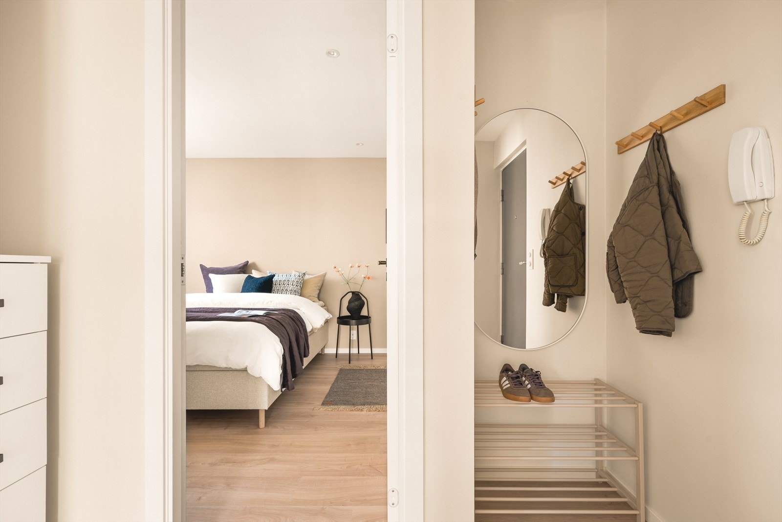 Velkommen inn i en lys og innbydende entré, med god plass til å henge fra seg. Galleribilde