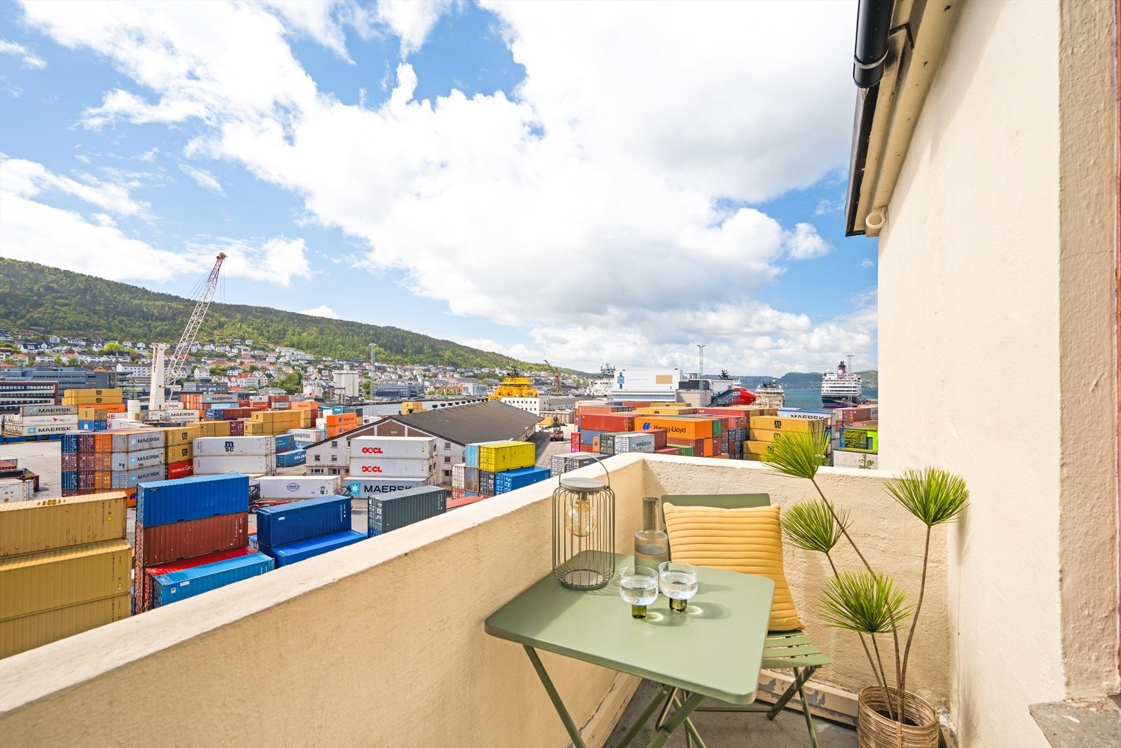 Balkongen måler hele 8,3 m². Galleribilde