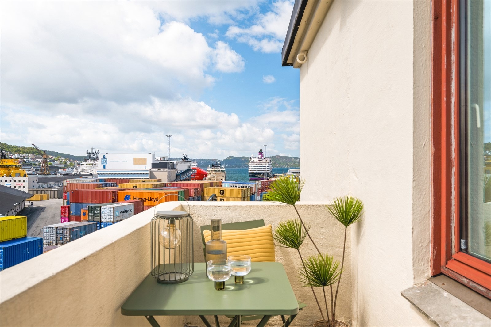 Herfra har du en særegen utsikt mot sjøen og containerhavnen, et maritimt bybilde som gir området karakter. Galleribilde