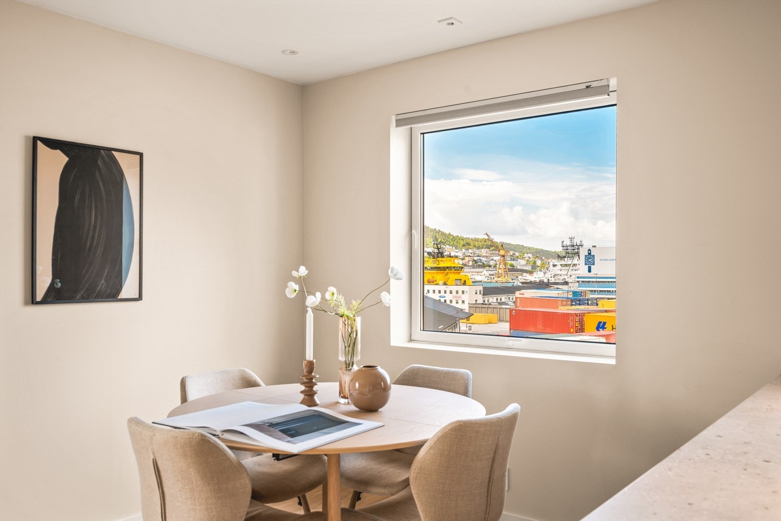 Her er det god plass til å innrede med både sofakrok og spisestue. Galleribilde
