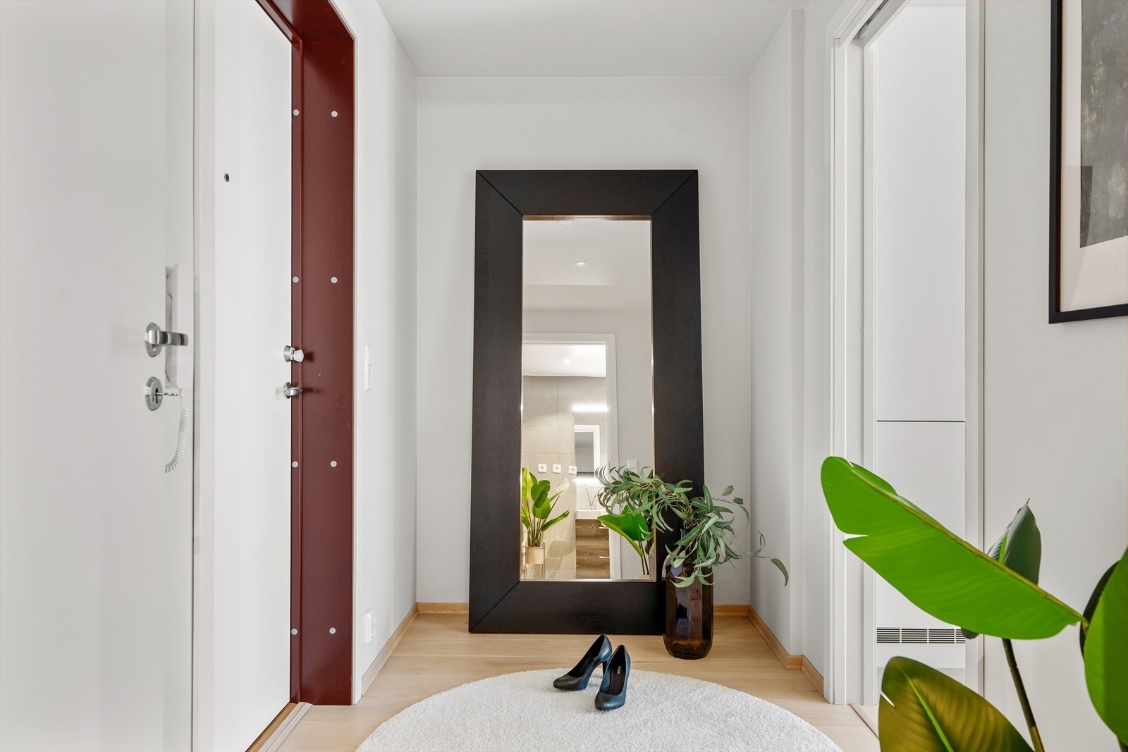 Fra entréen er det enkel adkomst til både bad, soverom og oppholdsrom. Galleribilde