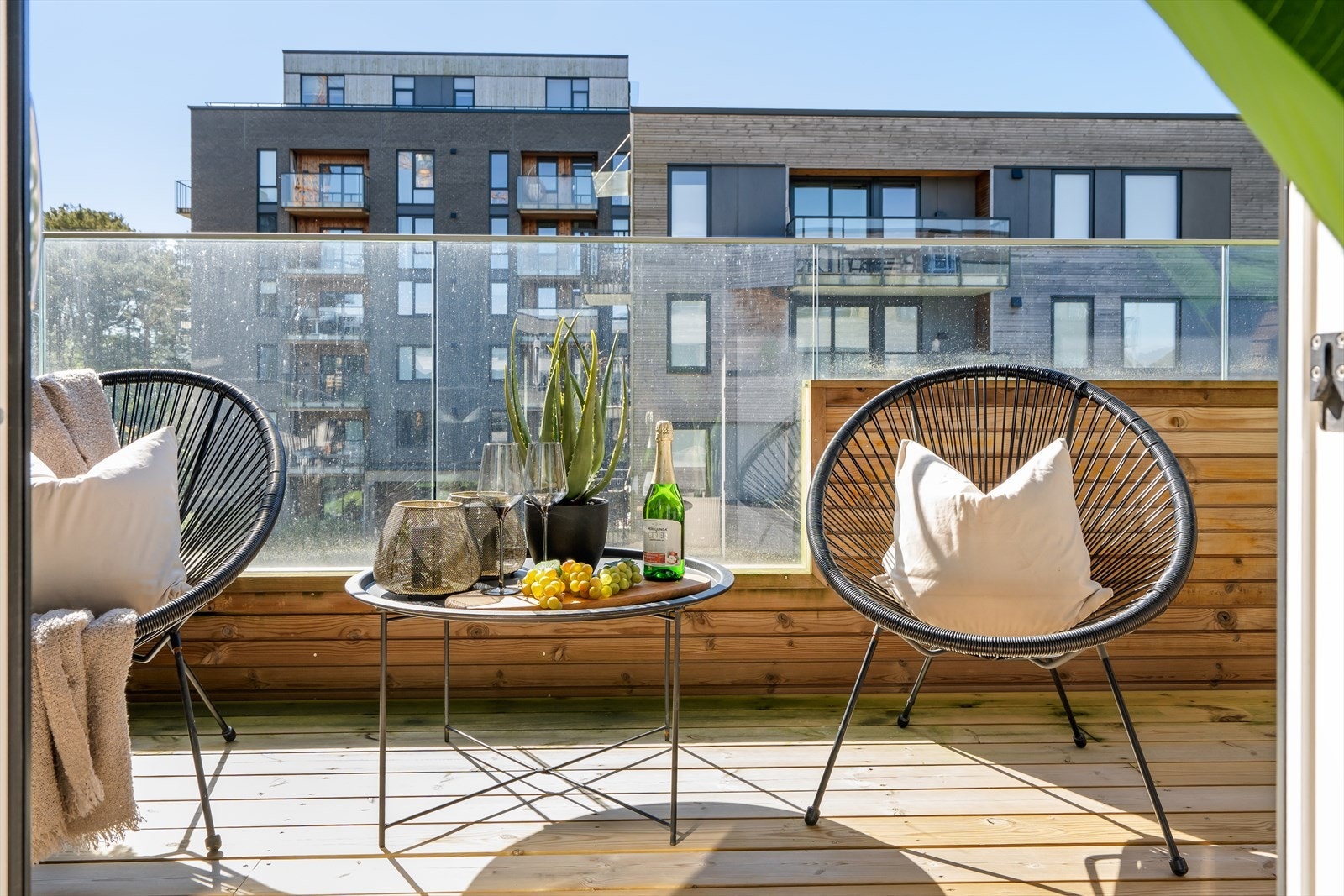 Fra stuen er det utgang til en solrik balkong på ca. 8 m² med plass til utemøbler og hyggelige stunder. Galleribilde