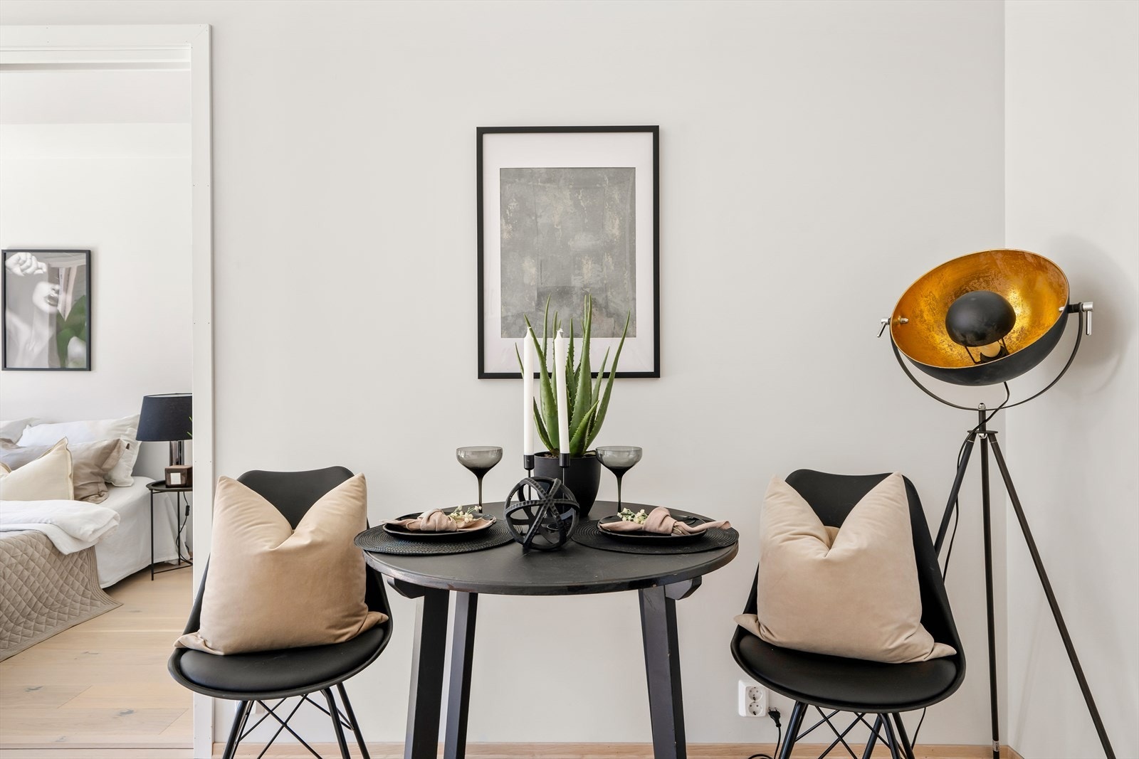 Det er avsatt plass til spisebord mellom kjøkken og stue, noe som gir en naturlig ramme for både hverdagsmåltider og hyggelige sammenkomster. Galleribilde