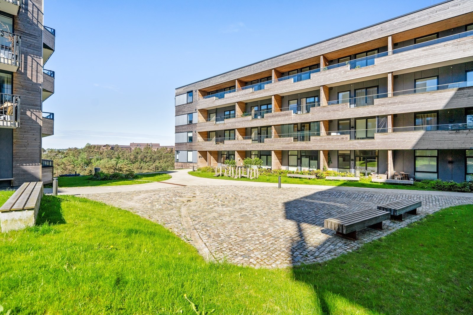 Boligen ligger i et moderne boligområde med pent opparbeidede fellesarealer og hyggelige oppholdssoner mellom byggene. Galleribilde