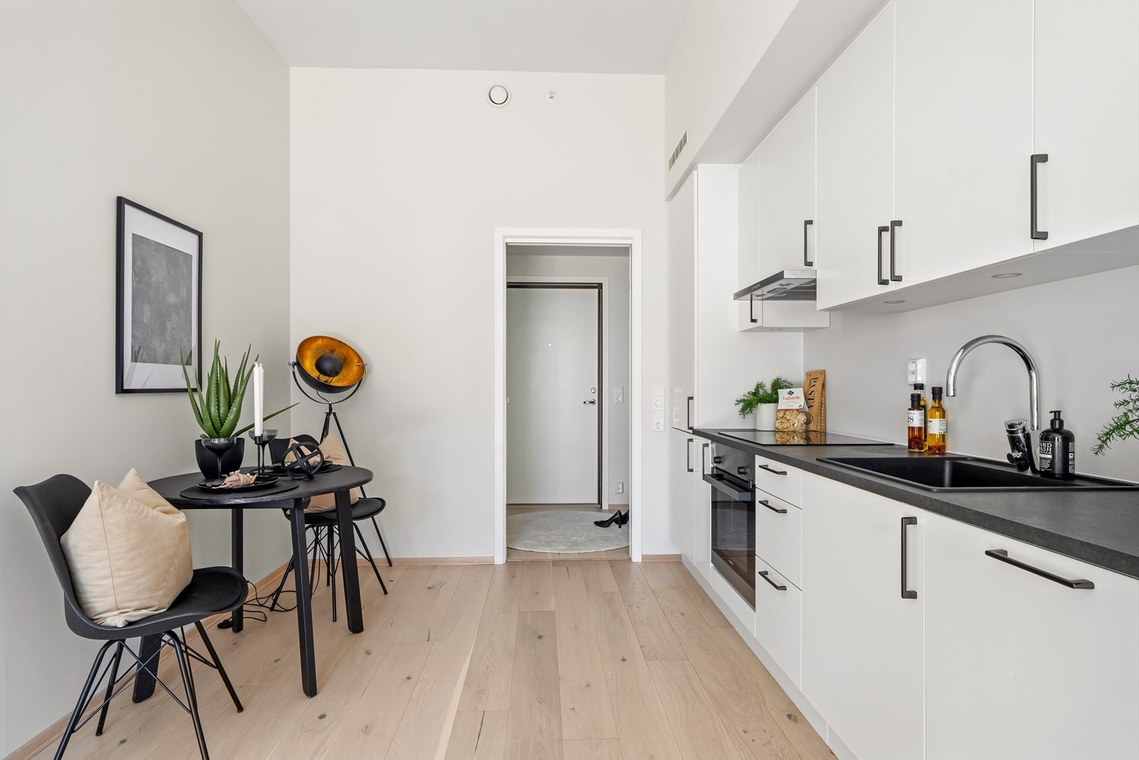 Moderne kjøkkeninnredning med glatte fronter og godt med skap- og benkeplass. Galleribilde