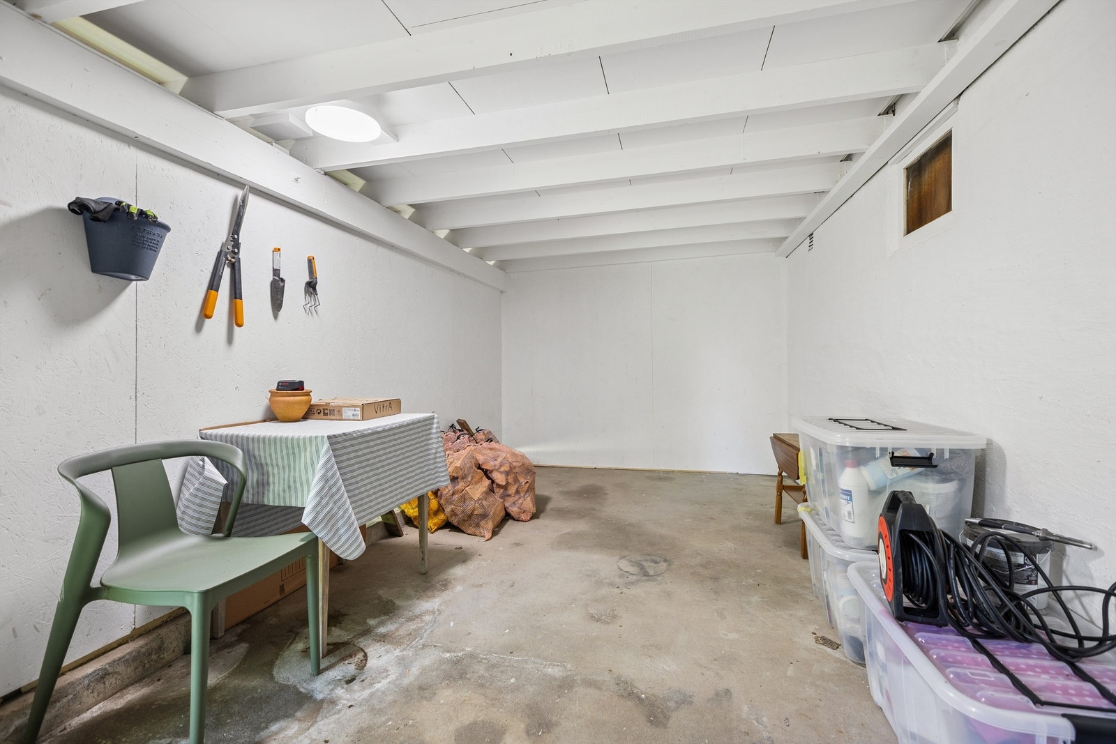 Bod under balkongen med adkomst fra vaskerom og direkte utgang til hagen, som gir en praktisk og lett tilgjengelig oppbevaringsløsning. Galleribilde