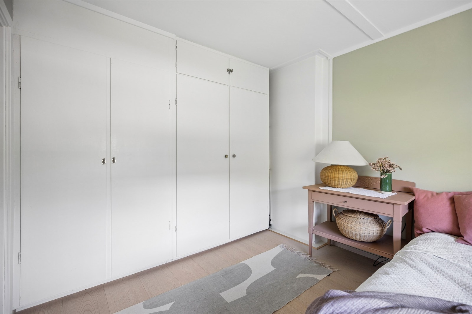 Soverommet har plassbygd garderobe som gir gode og effektive oppbevaringsløsninger, og bidrar til et ryddig og funksjonelt rom. Galleribilde