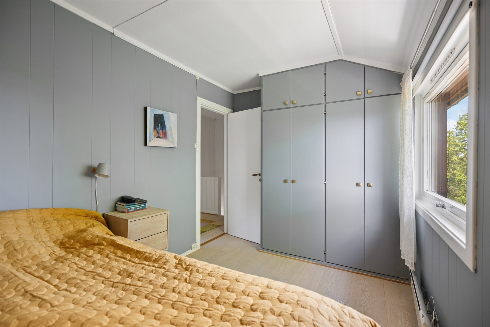 Soverom nr. 2 har godt med skapplass, i tillegg til monterte skap over sengen som gir ekstra og praktisk oppbevaring. Galleribilde