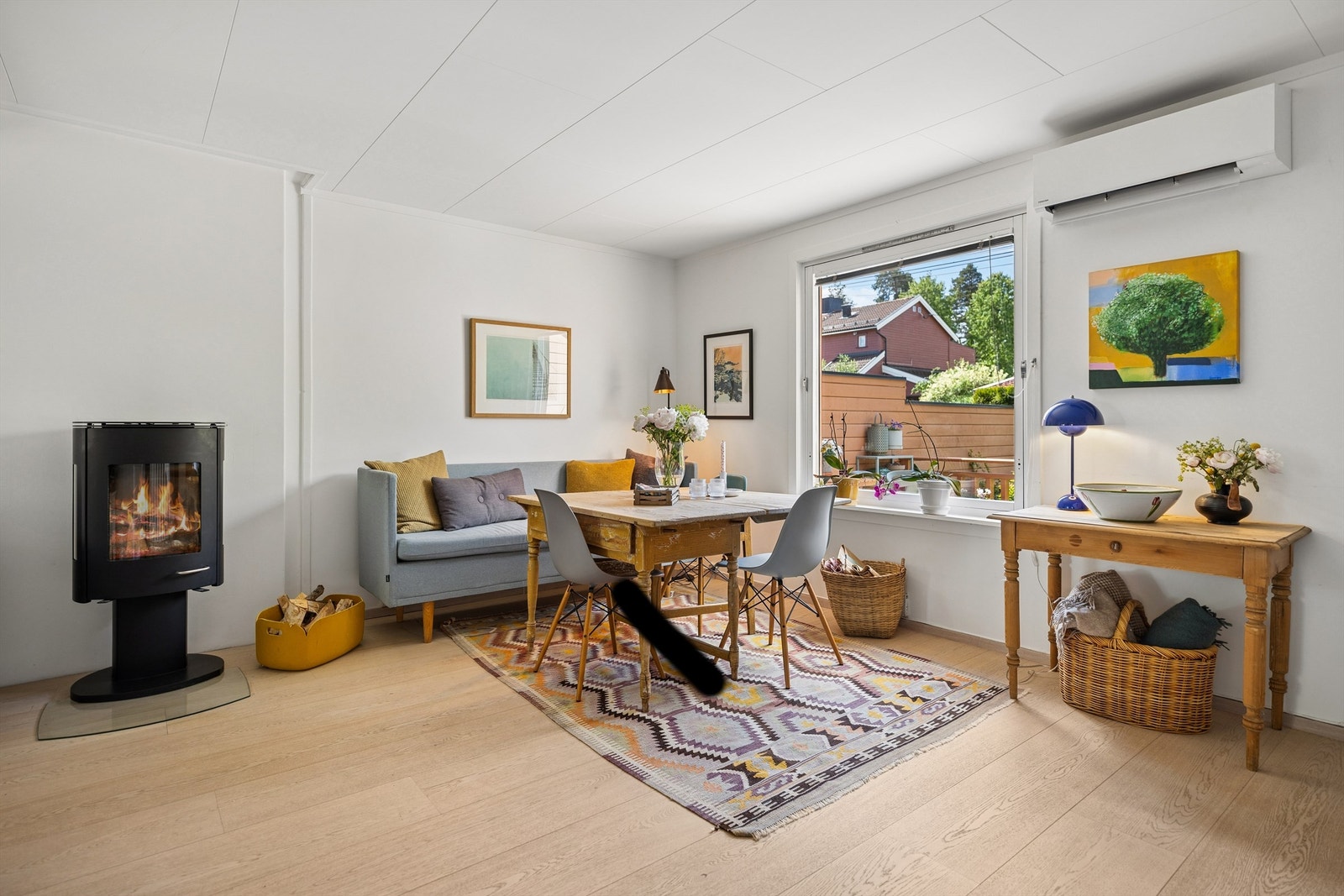 Planløsningen legger til rette for naturlige soner med plass til både sofagruppe og spiseplass, og gir fleksible møbleringsmuligheter. Rommet har en lys og innbydende atmosfære med en behagelig romfølelse. Galleribilde