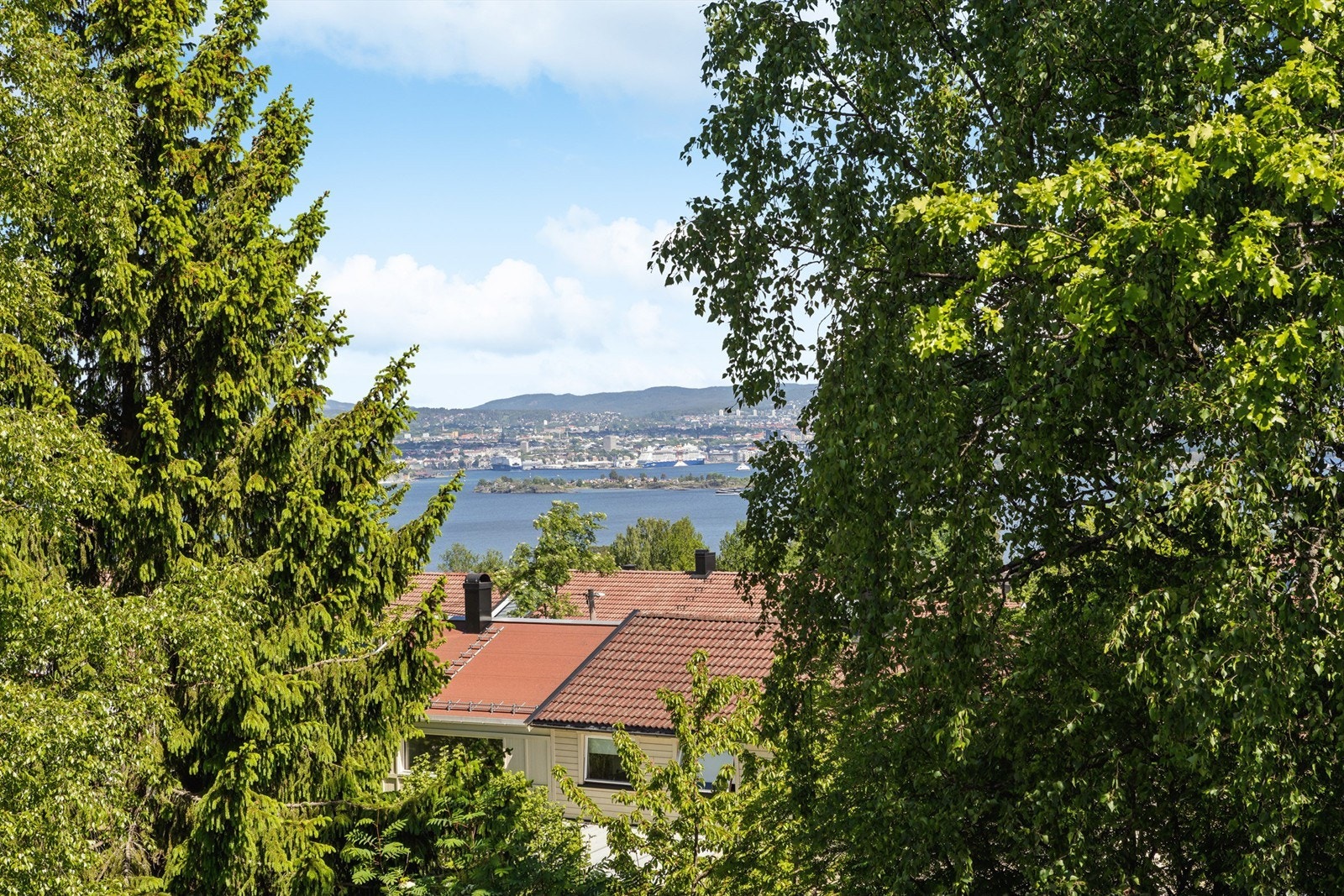Fra soverommet i 2. etasje ser man helt inn til Oslo. Galleribilde