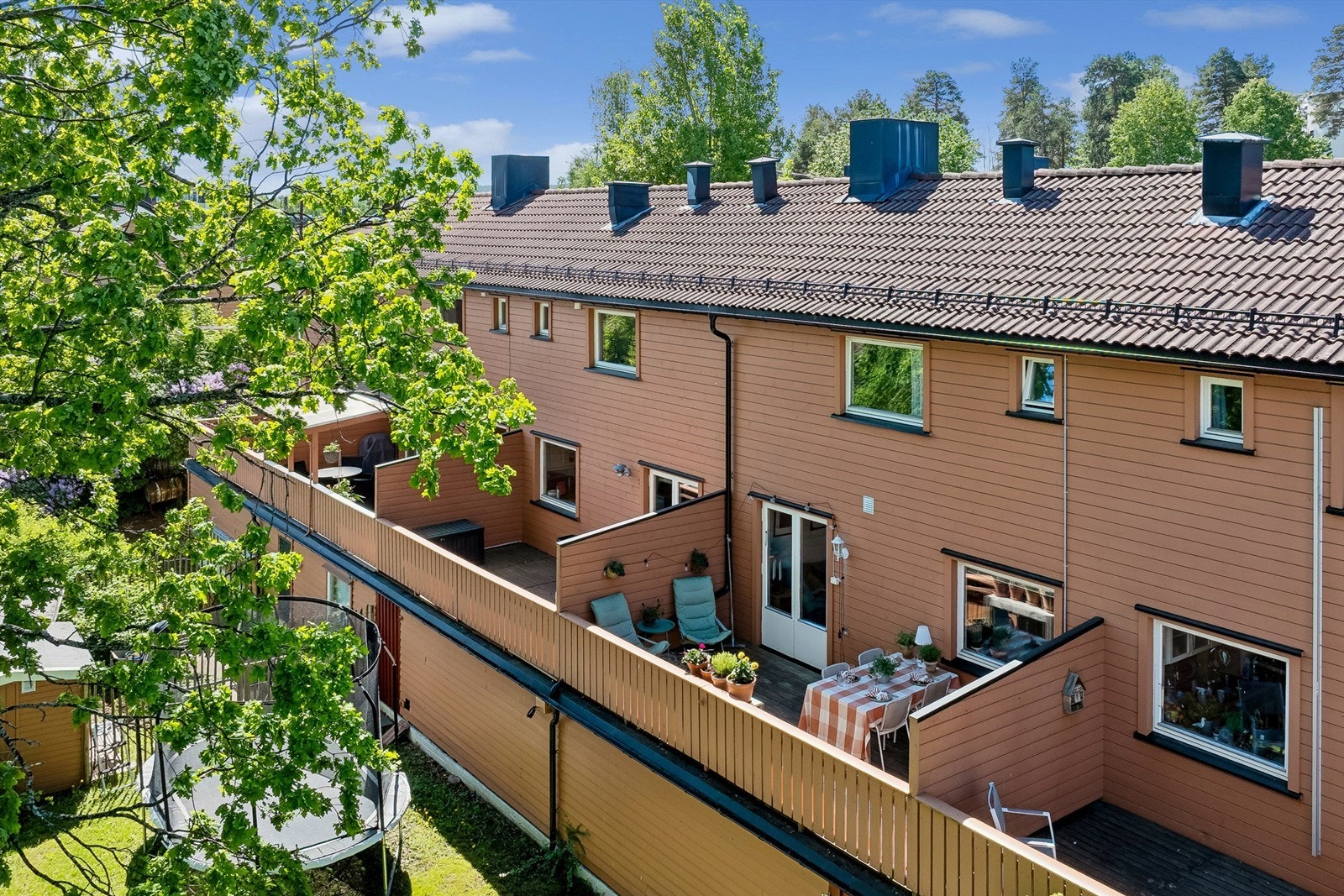 Balkongen ligger usjenert til mot den hyggelige hagen. Mulighet for å søke om etablering av trapp fra terrasse ned i hagen. Fra hagen har man direkte adkomst til stor bod i boligens u.etg og adkomst videre til vaskerom og resten av boligen. Galleribilde
