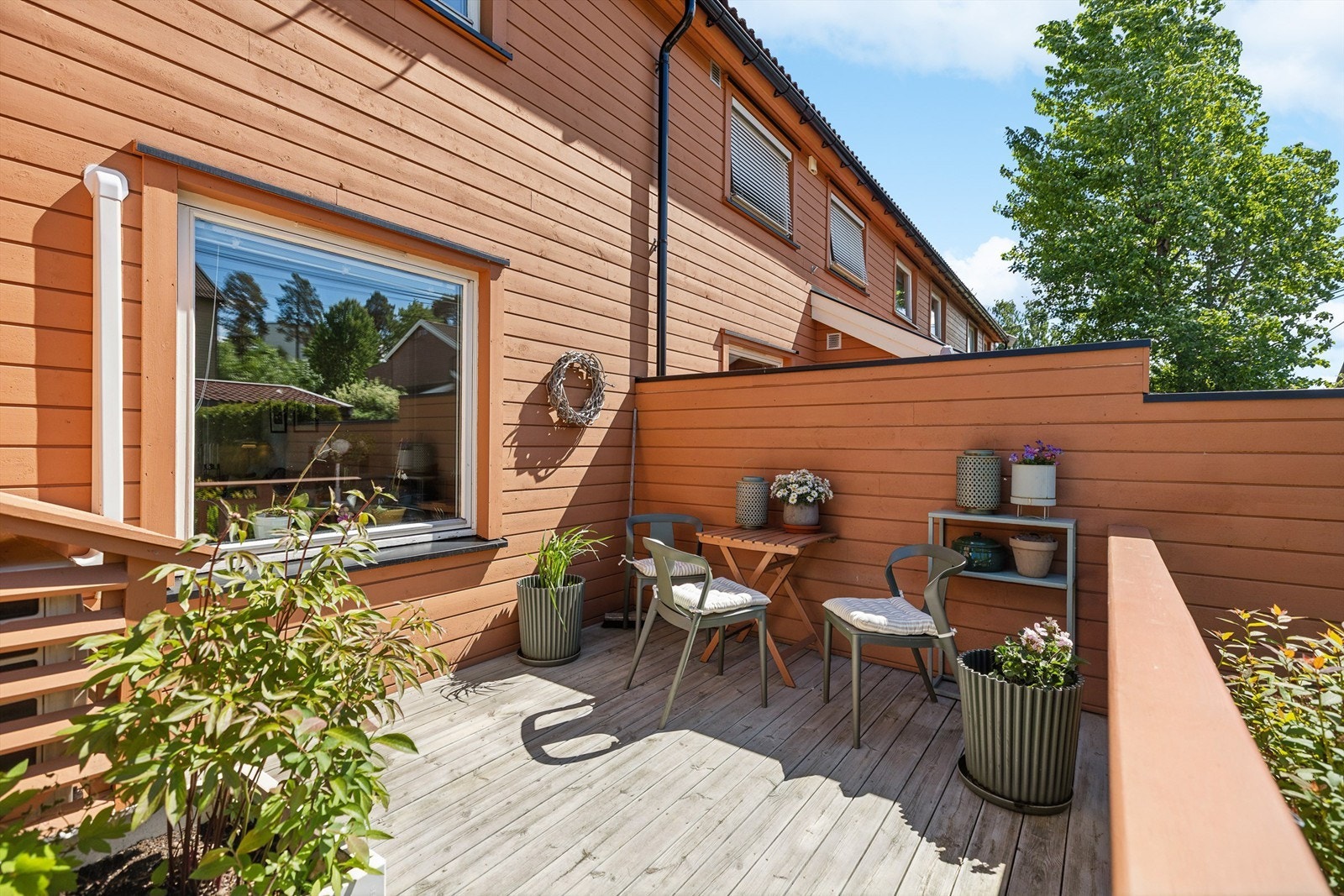 Meget innbydende terrasse på 10 kvm ved inngangspartiet. Et herlig sted å nyte solfylte dager og svale kvelder.r. Foto: Per Oscar Skjellnan v/Efkt Galleribilde