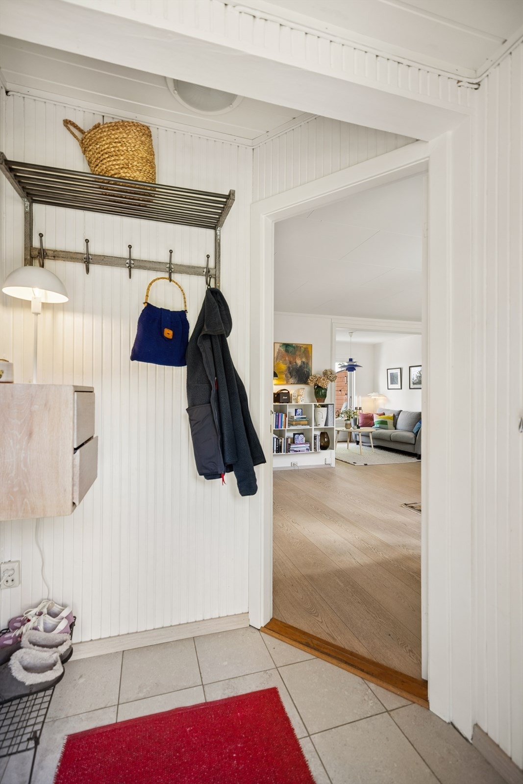 Entré med plassbygd garderobeskap som gir en praktisk og ryddig velkomst til boligen. Galleribilde