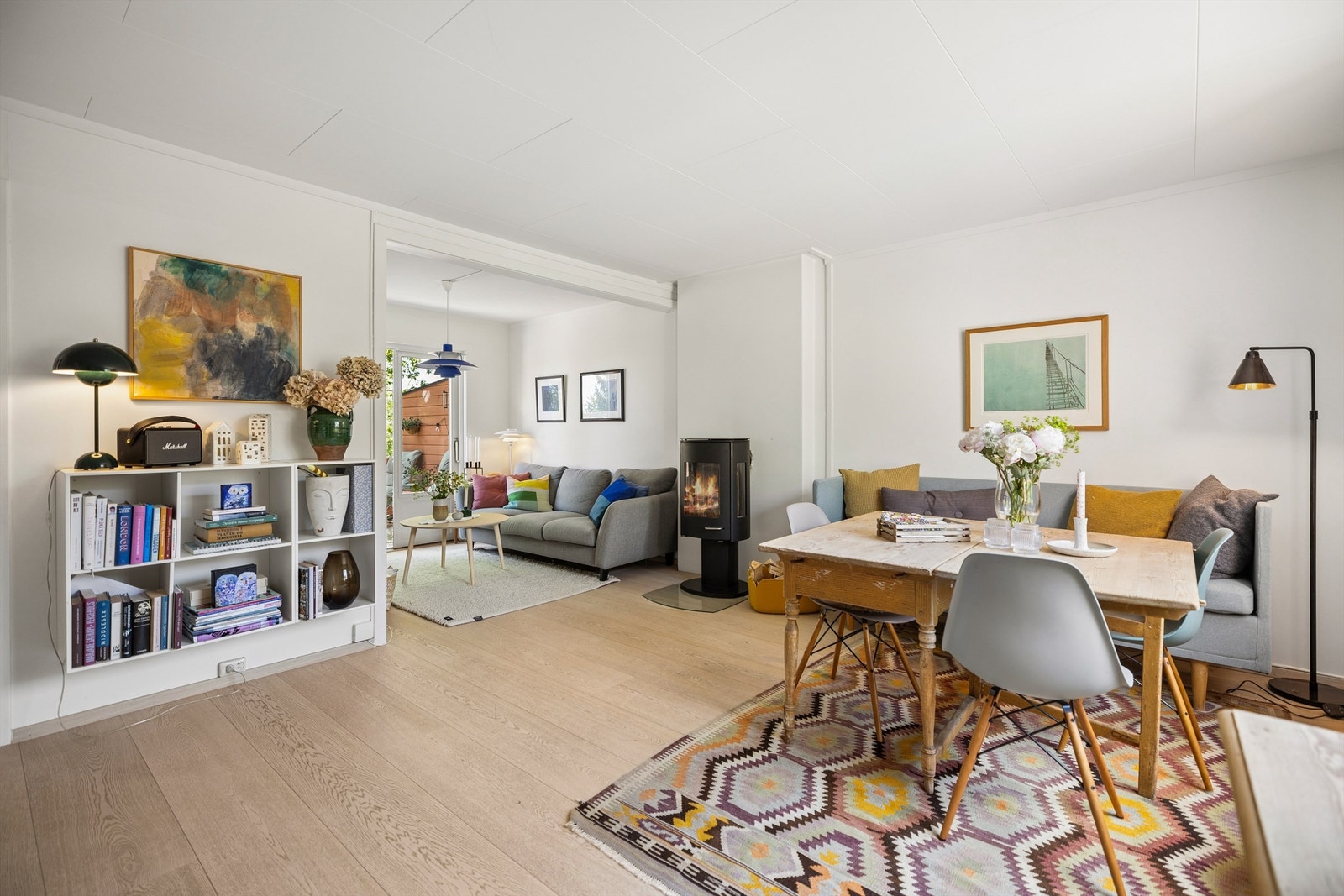 Stuen er utformet som en vinkelstue med store vindusflater som slipper inn rikelig med naturlig lys og gir en luftig og behagelig romfølelse. Galleribilde