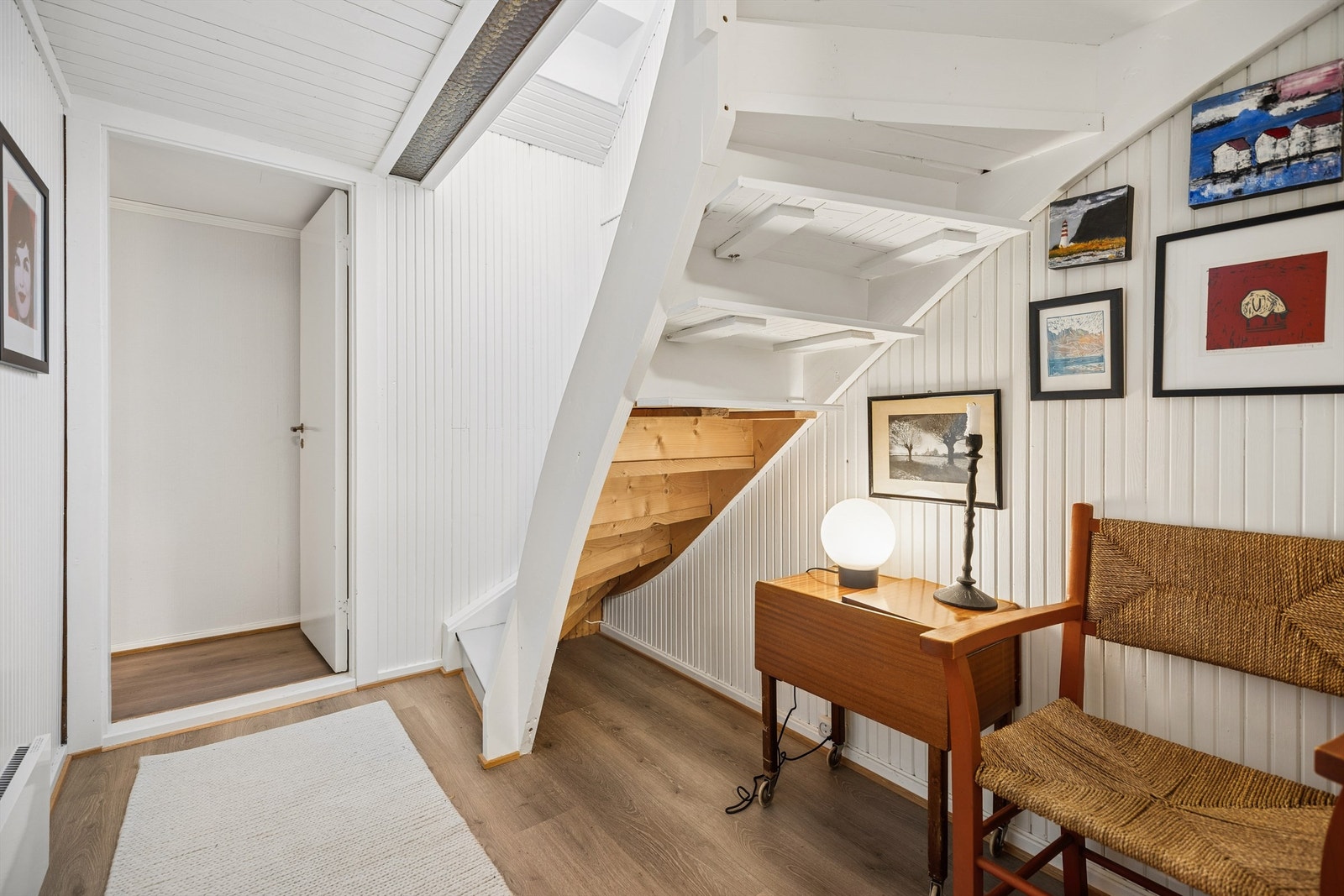 Trapp fra stuen til u. etasjen. Galleribilde