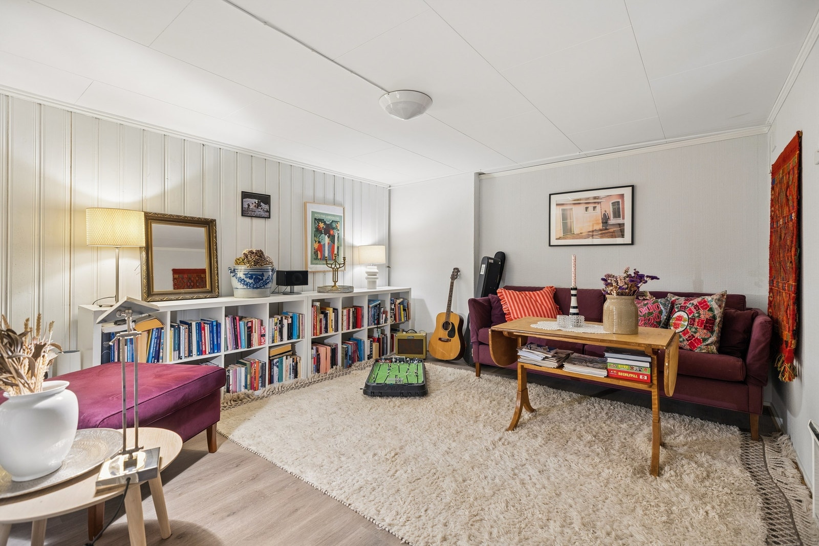 Romslig kjellerstue med god plass, i dag benyttet som TV-stue. Rommet er ikke byggemeldt eller godkjent for varig opphold, men fremstår som et praktisk og anvendelig ekstra oppholdsrom. Galleribilde