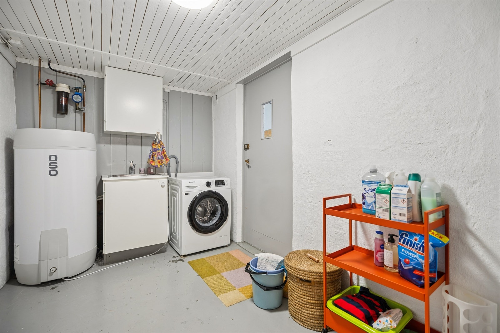 Rom benyttet som vaskerom med opplegg for vaskemaskin og tørketrommel, samt god benke- og oppbevaringsplass. Herfra er det adkomst til stor bod og videre utgang til hagen, som gir en praktisk og fleksibel bruk av underetasjen. Galleribilde
