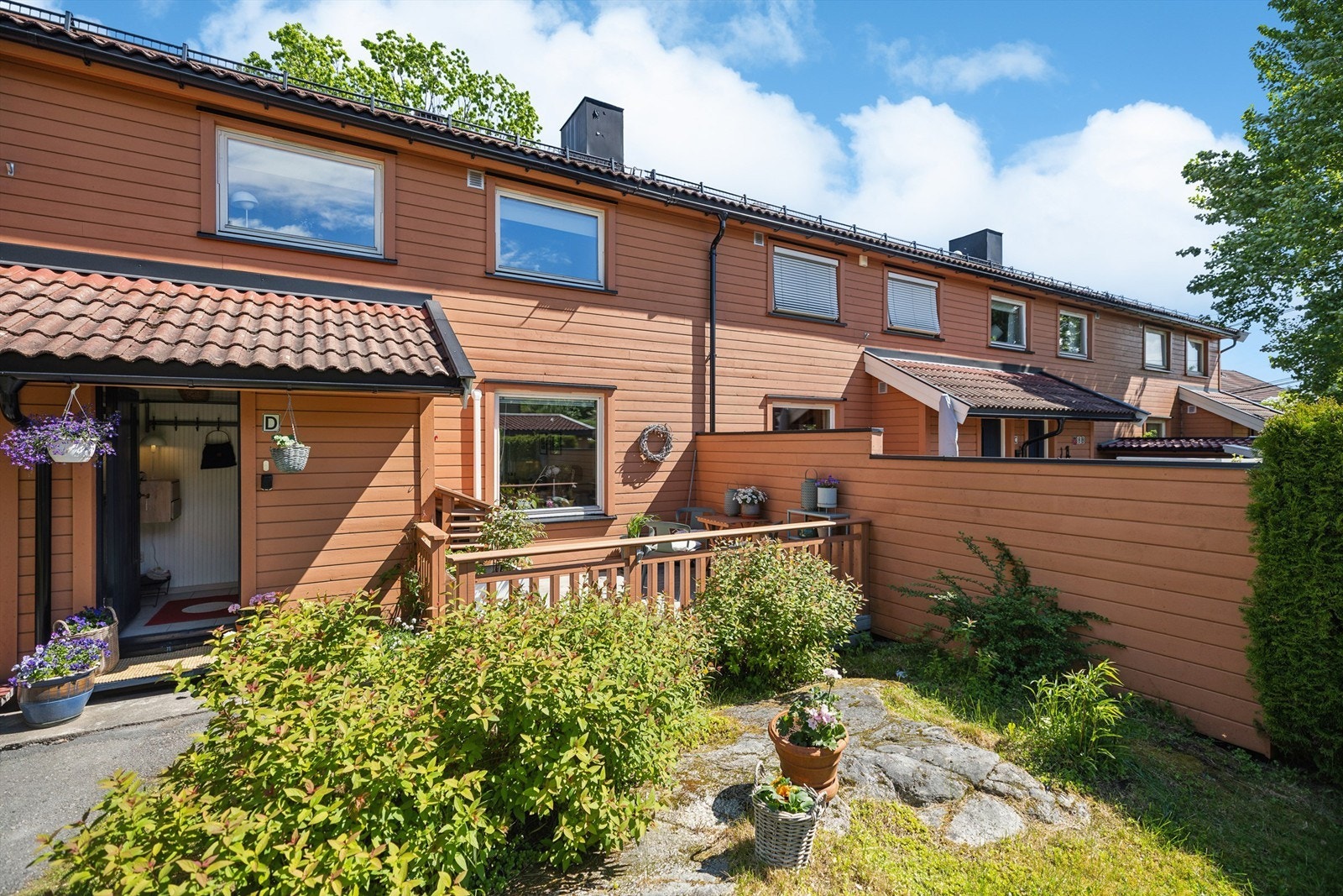 En attraktiv familiebolig beliggende meget sentralt på Tangen med kort vei til barne- og ungdomsskole, Tangen Senter og Tangenten, Nesoddens kommunehus og Nesoddbåten.
Foto: Per Oscar Skjellnan v/Efkt Galleribilde