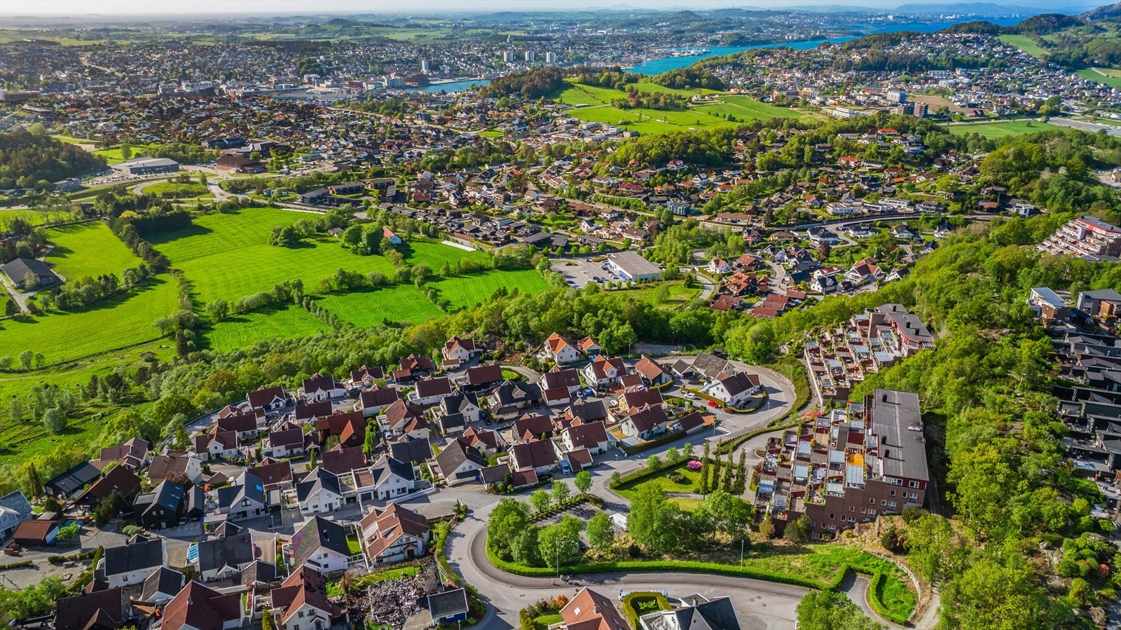 Området består av en blanding av blokkleiligheter, rekkehus og eneboliger. Galleribilde