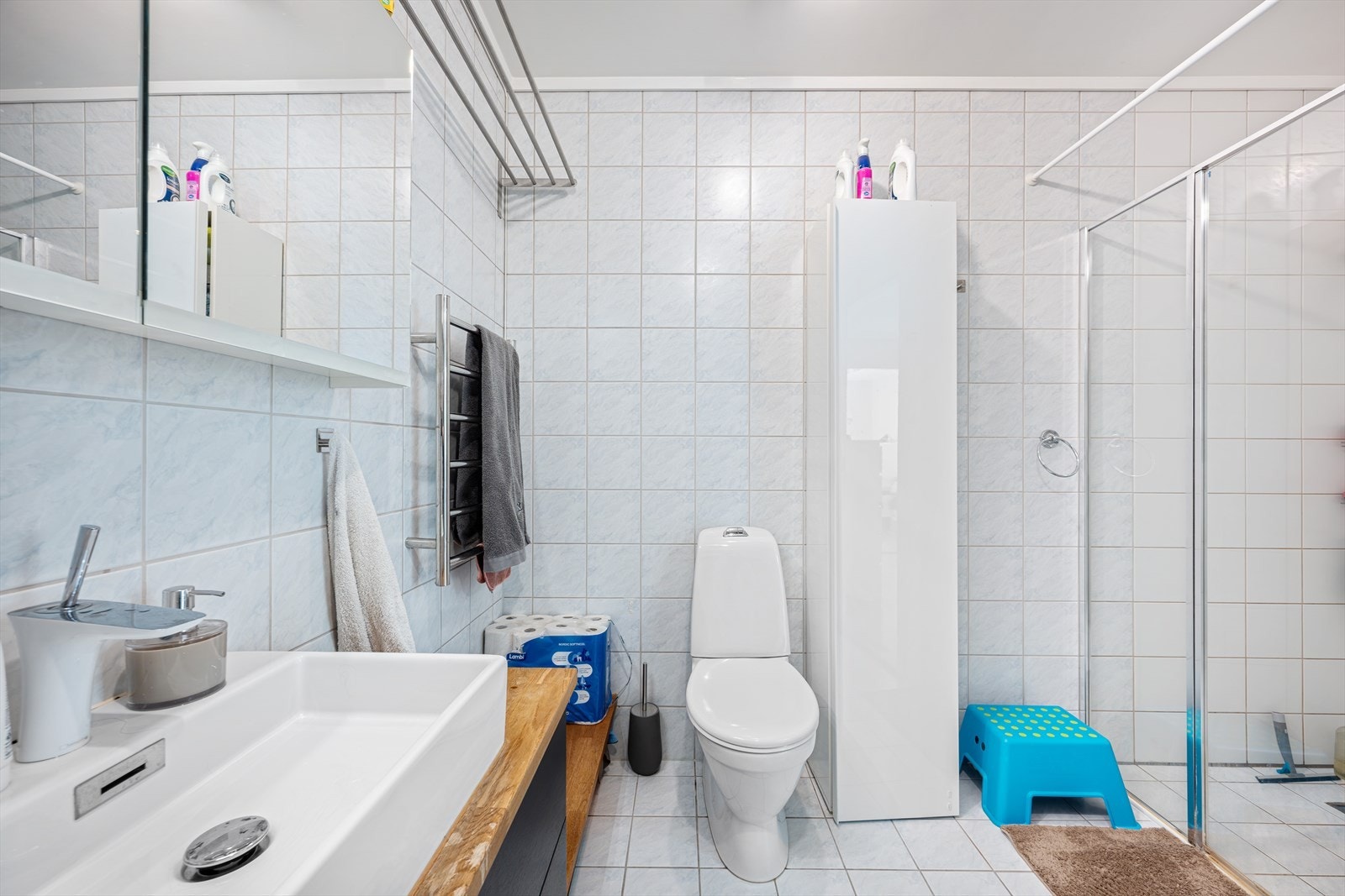 Badet er innredet med servant med innredning, vegghengt speilskap og toalett. Galleribilde