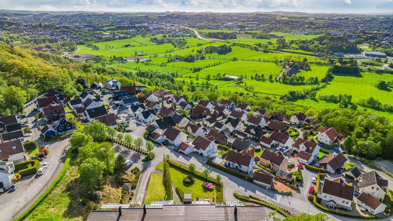 Fra Skaarlia er det effektiv adkomst til sentrale deler av Sandnes, med kjøpesentre som AMFI Vågen og Maxi Sandnes innen 7 minutters kjøring. Galleribilde
