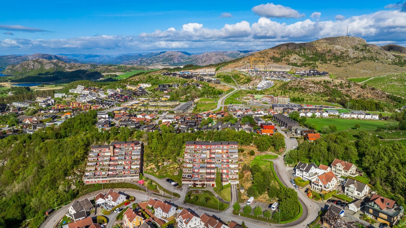 Fra boligen er det gangavstand til flere skoler og barnehager, blant annet Kleivane skole og Høyland ungdomsskole. Galleribilde