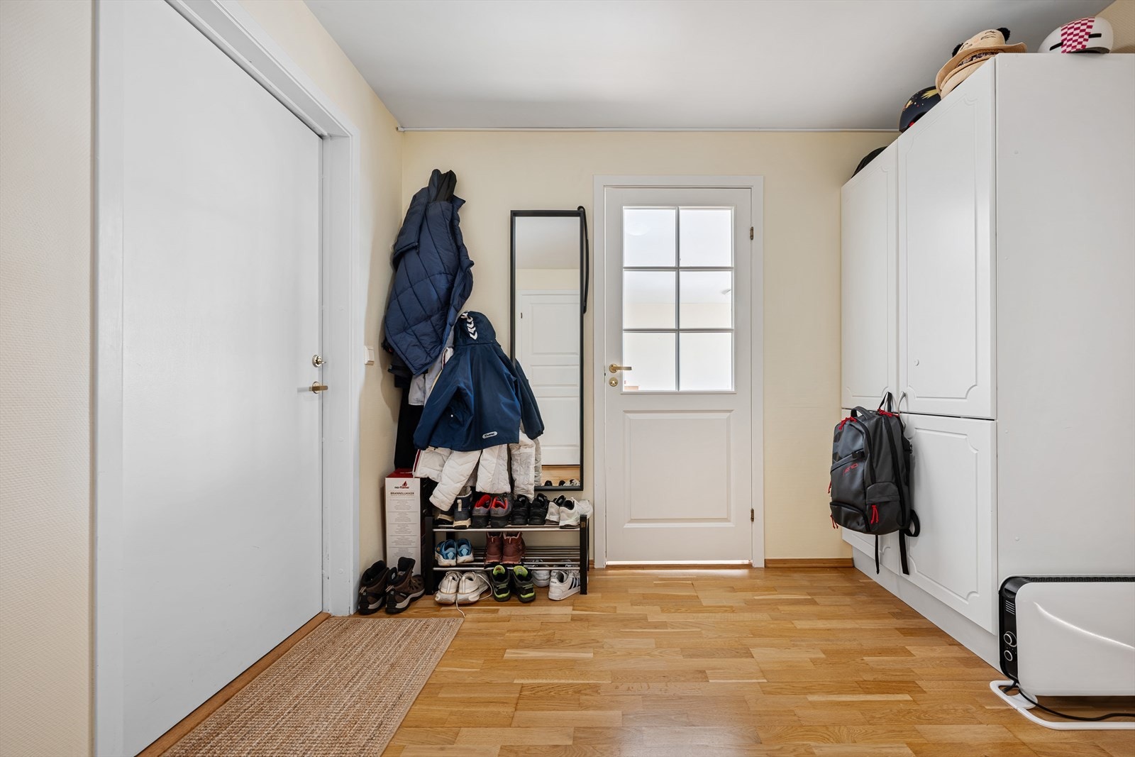 Romslig gang som er innredet med garderobeskap. Galleribilde